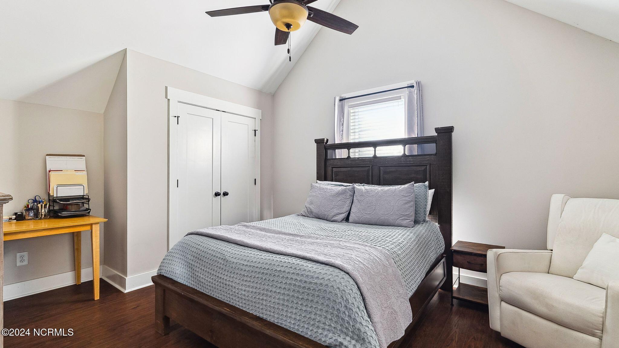 1135 N May Street Property Photo 15