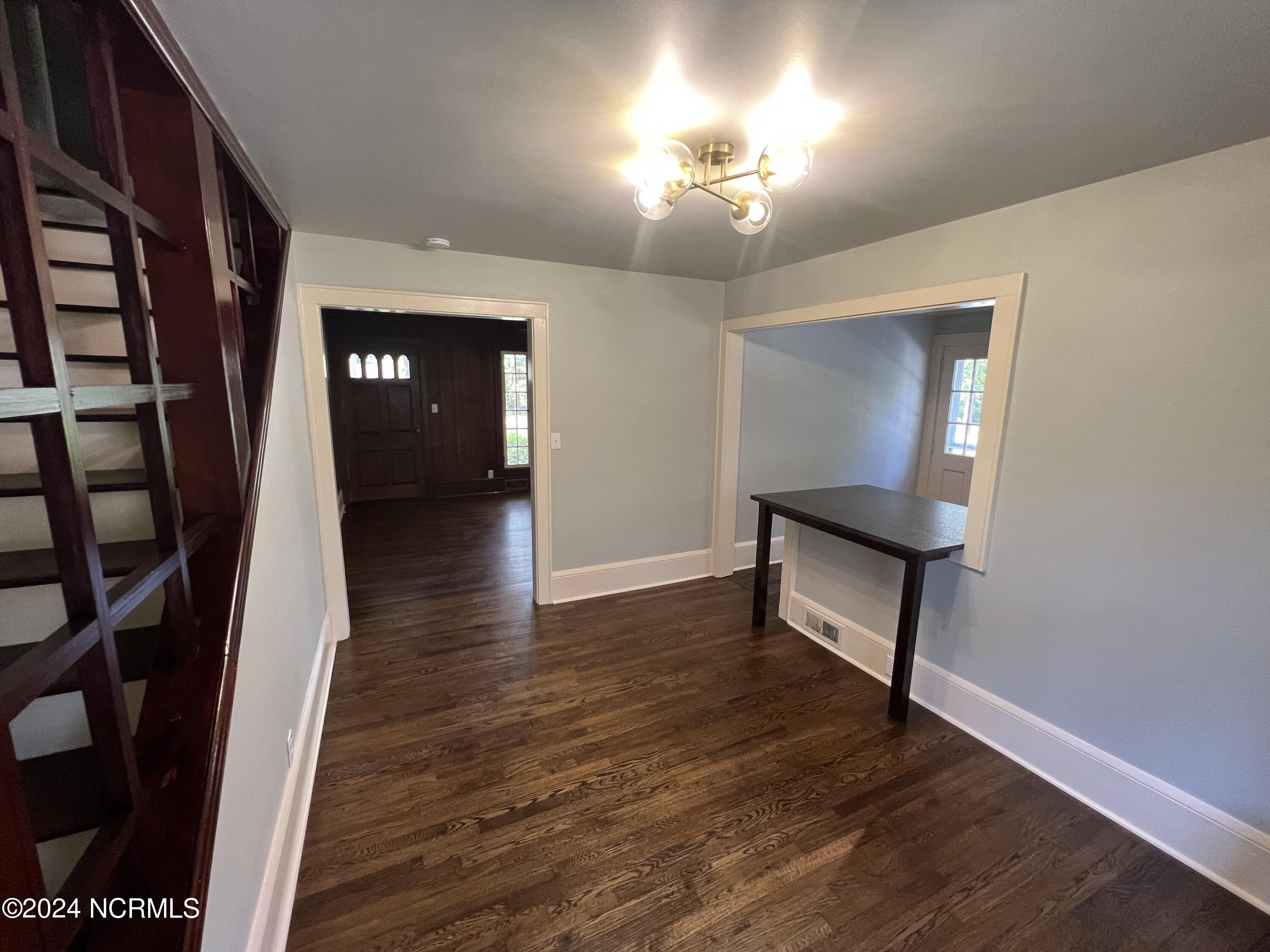 795 N May Street Property Photo 9