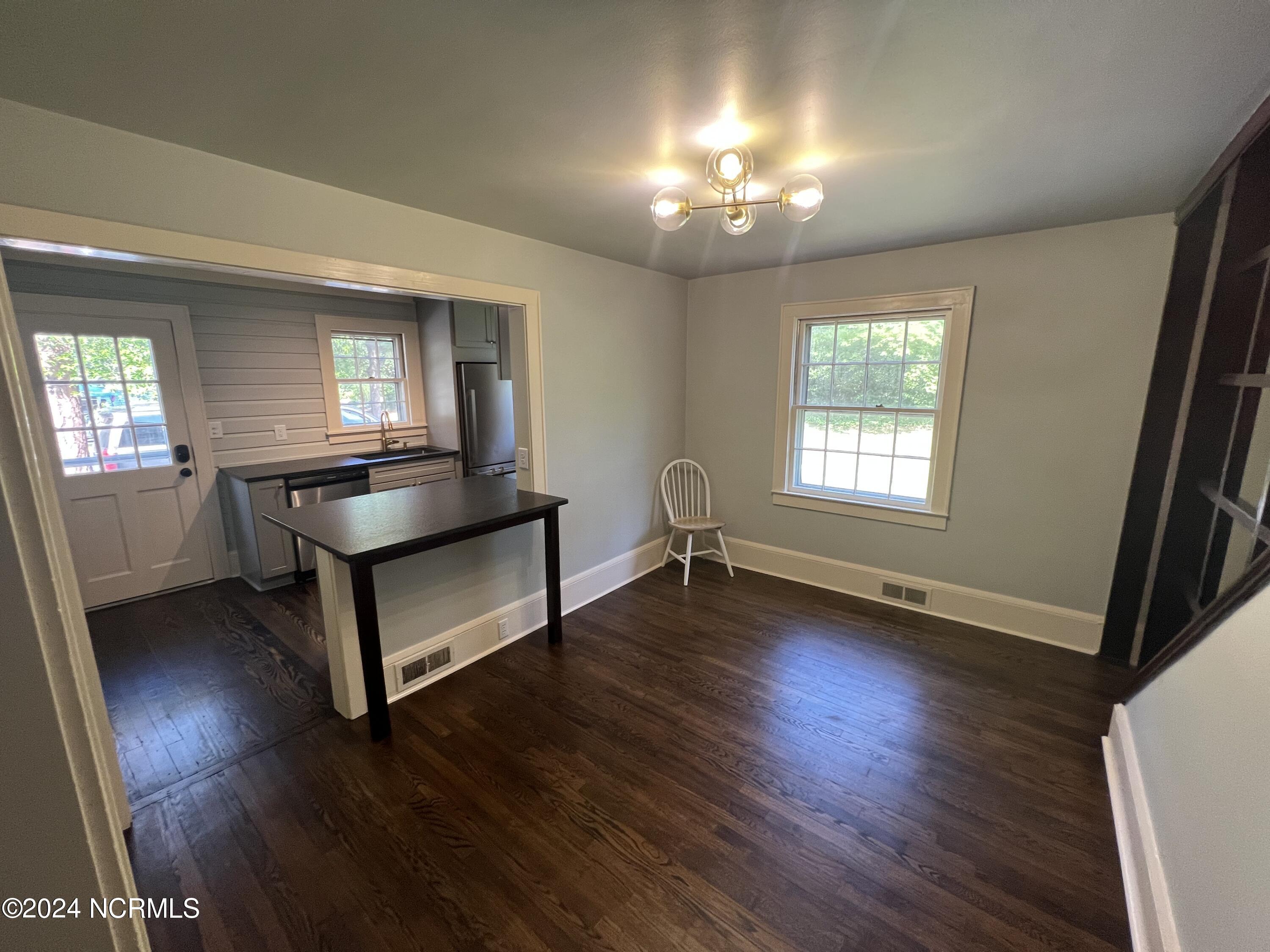 795 N May Street Property Photo 10