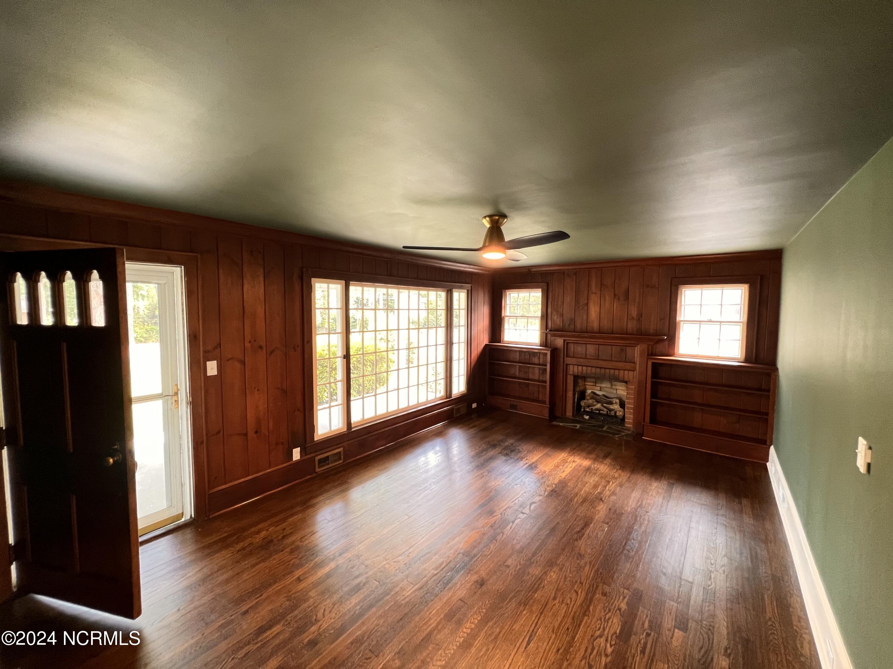 795 N May Street Property Photo 11