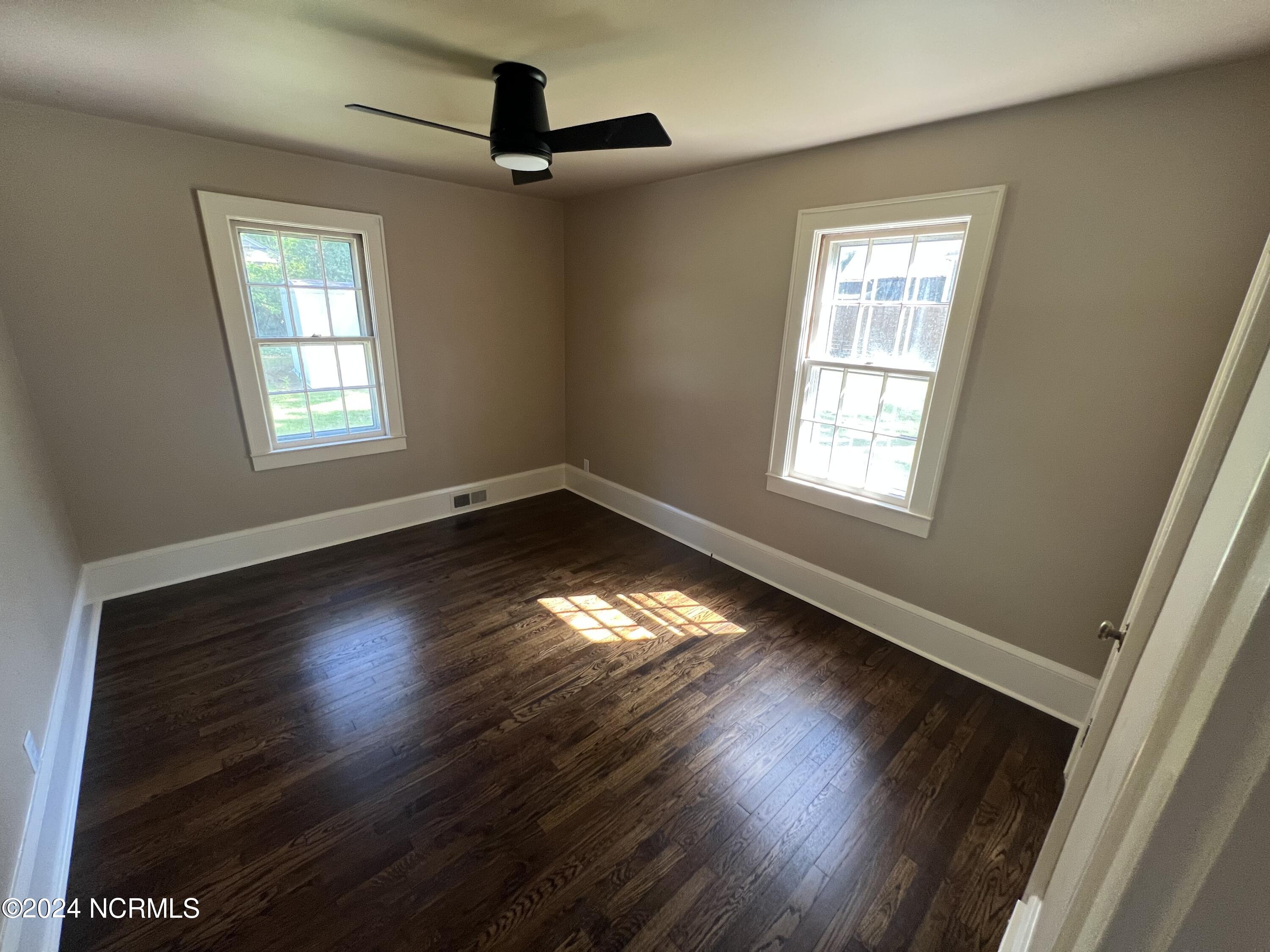 795 N May Street Property Photo 12