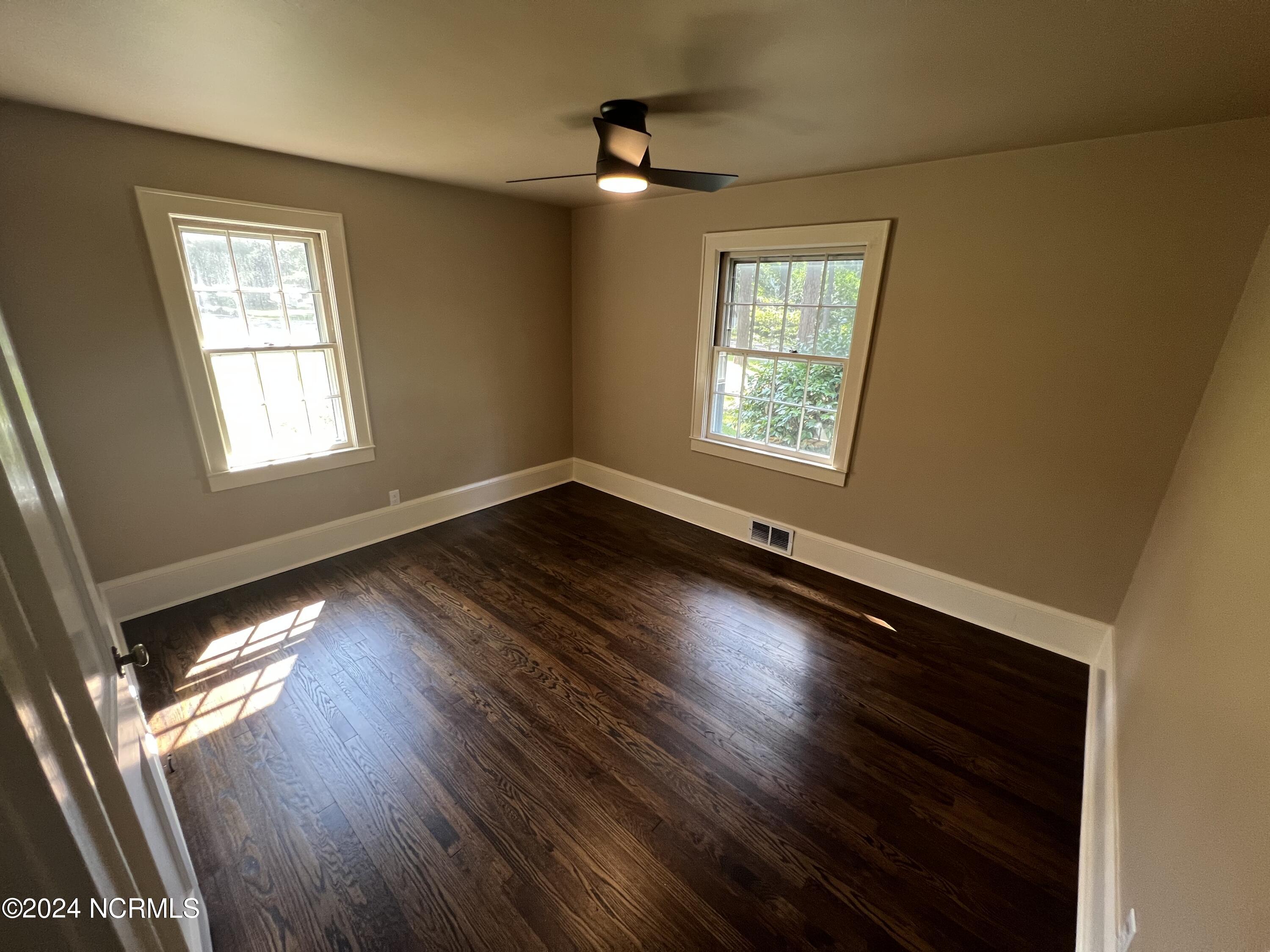 795 N May Street Property Photo 14