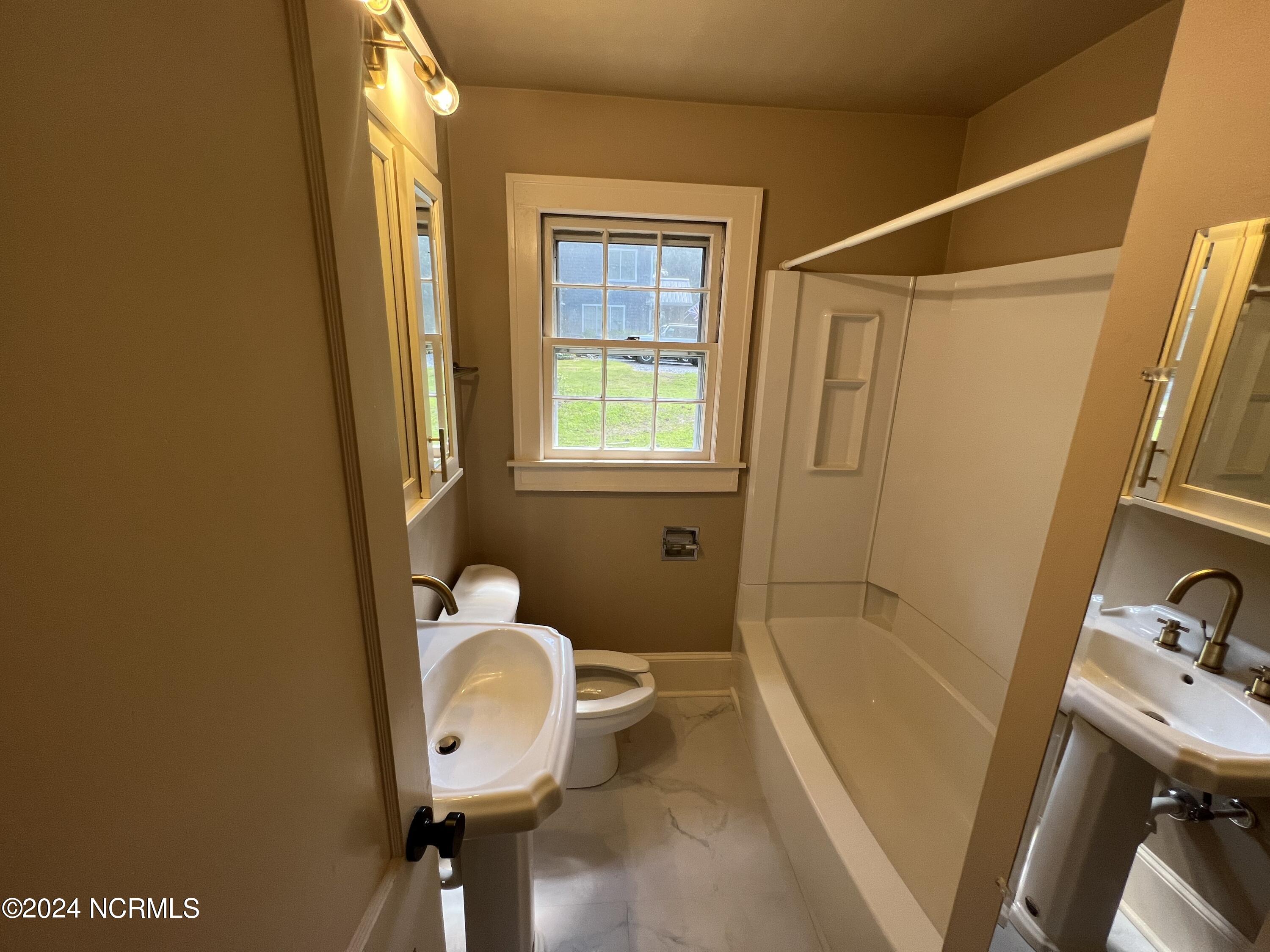 795 N May Street Property Photo 15