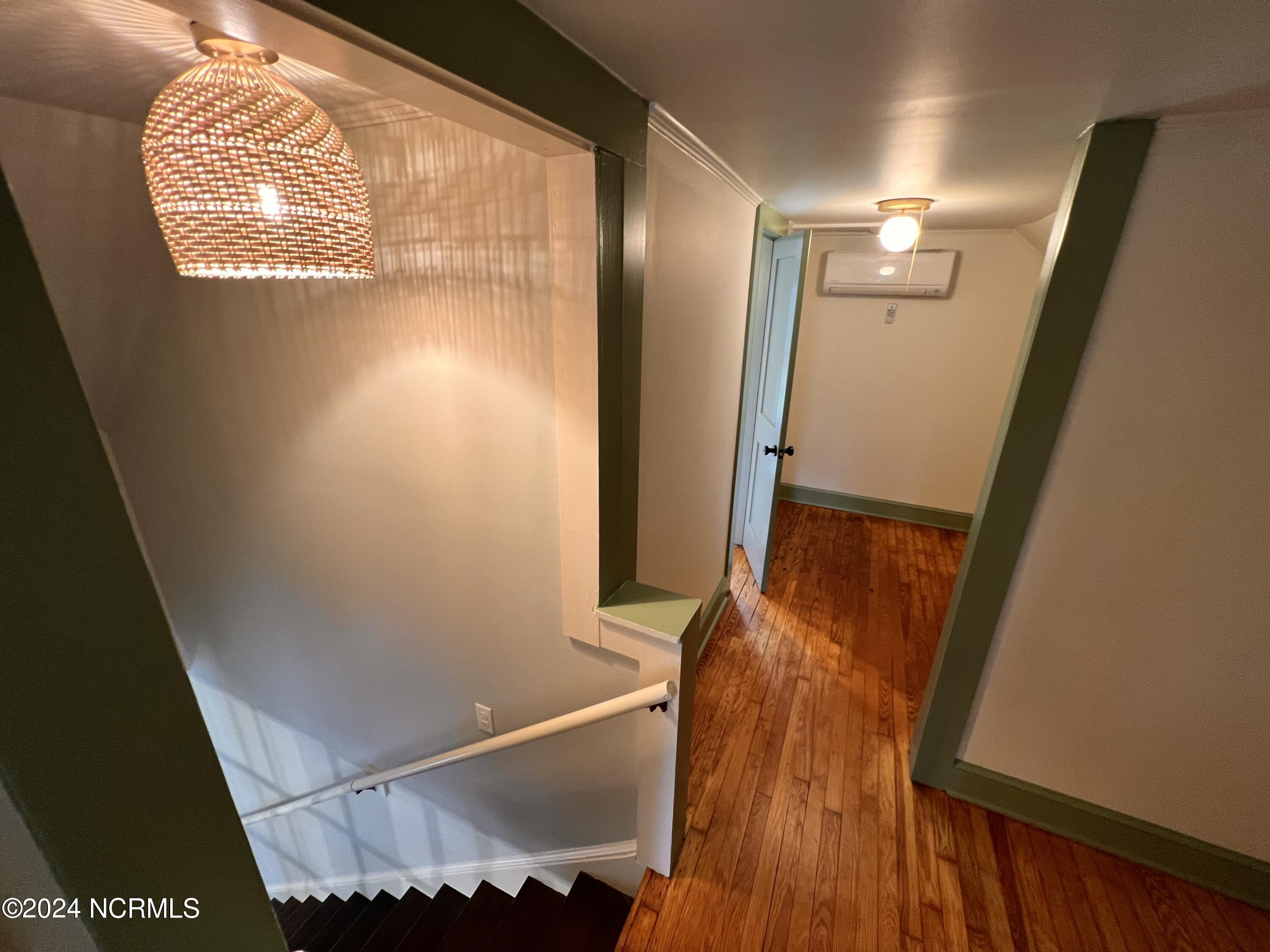 795 N May Street Property Photo 17
