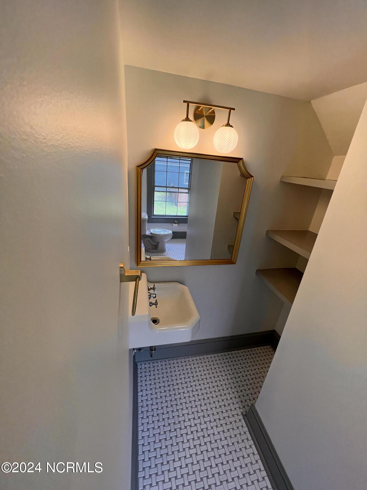795 N May Street Property Photo 19