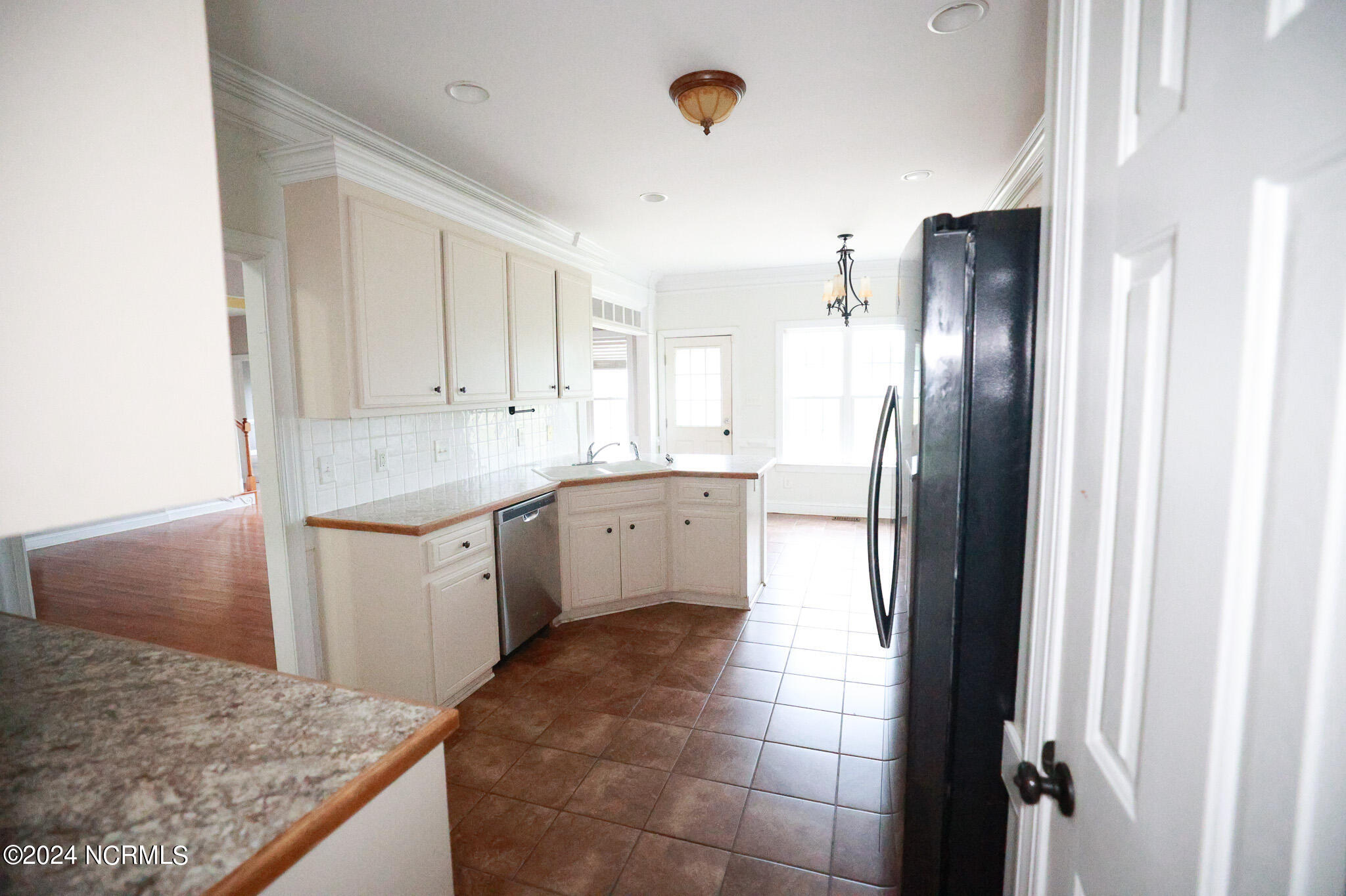5014 Davis Road Property Photo 2
