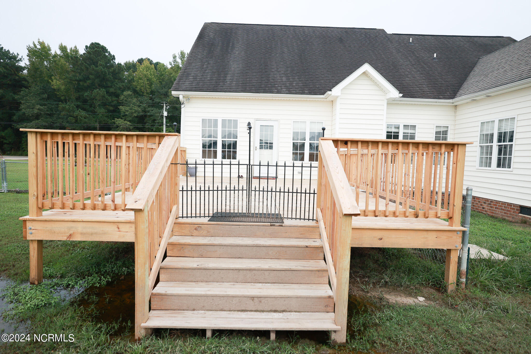 5014 Davis Road Property Photo 4
