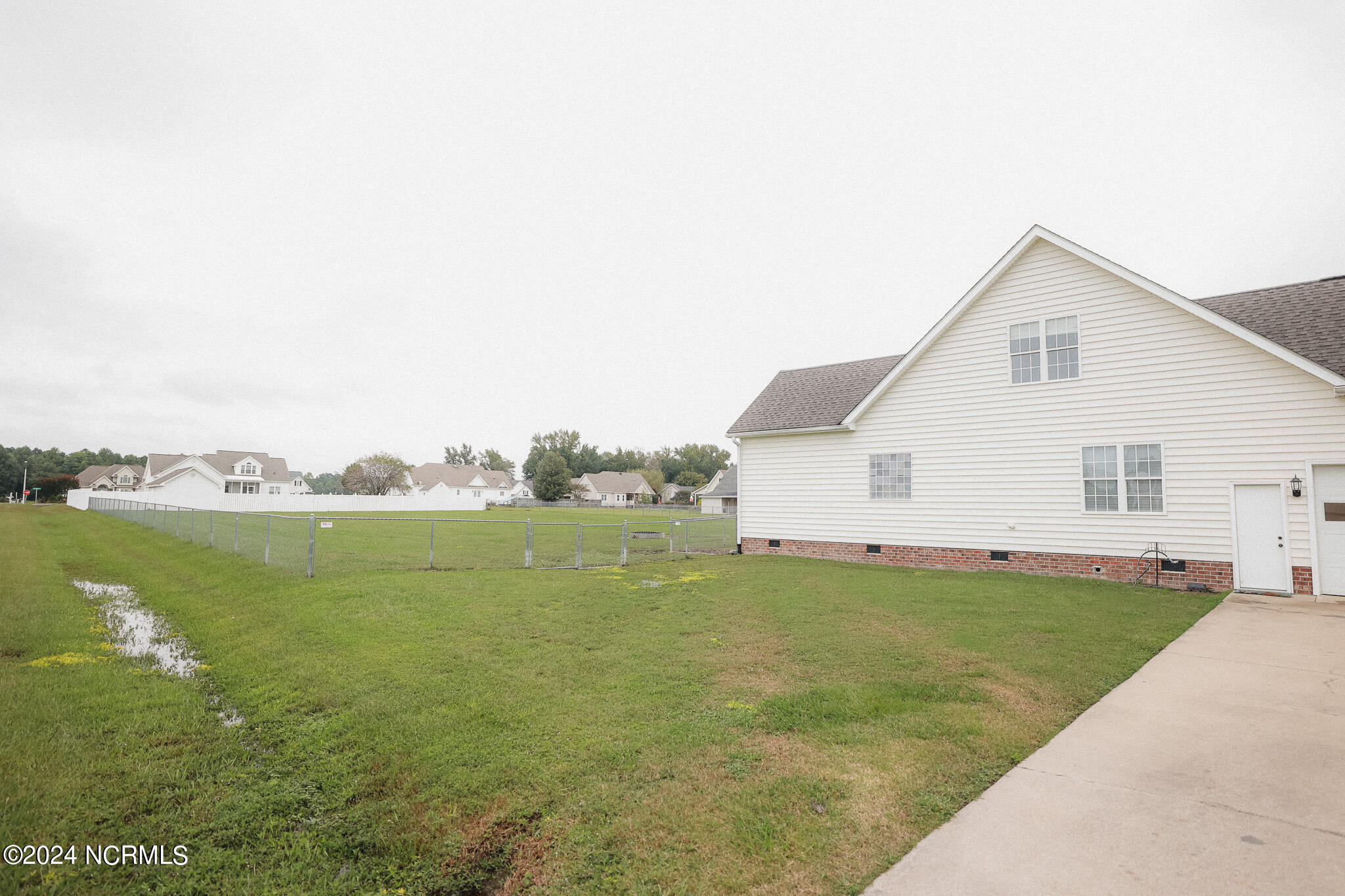 5014 Davis Road Property Photo 5
