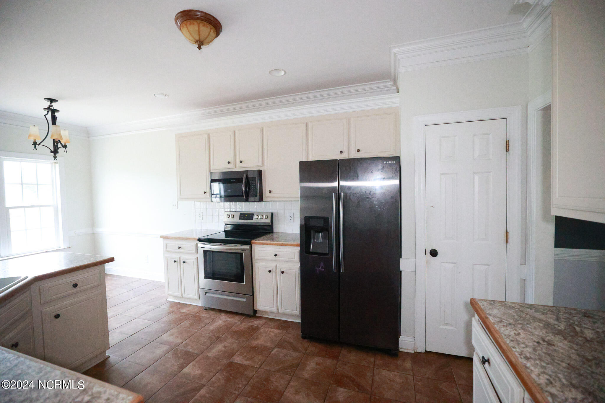 5014 Davis Road Property Photo 6