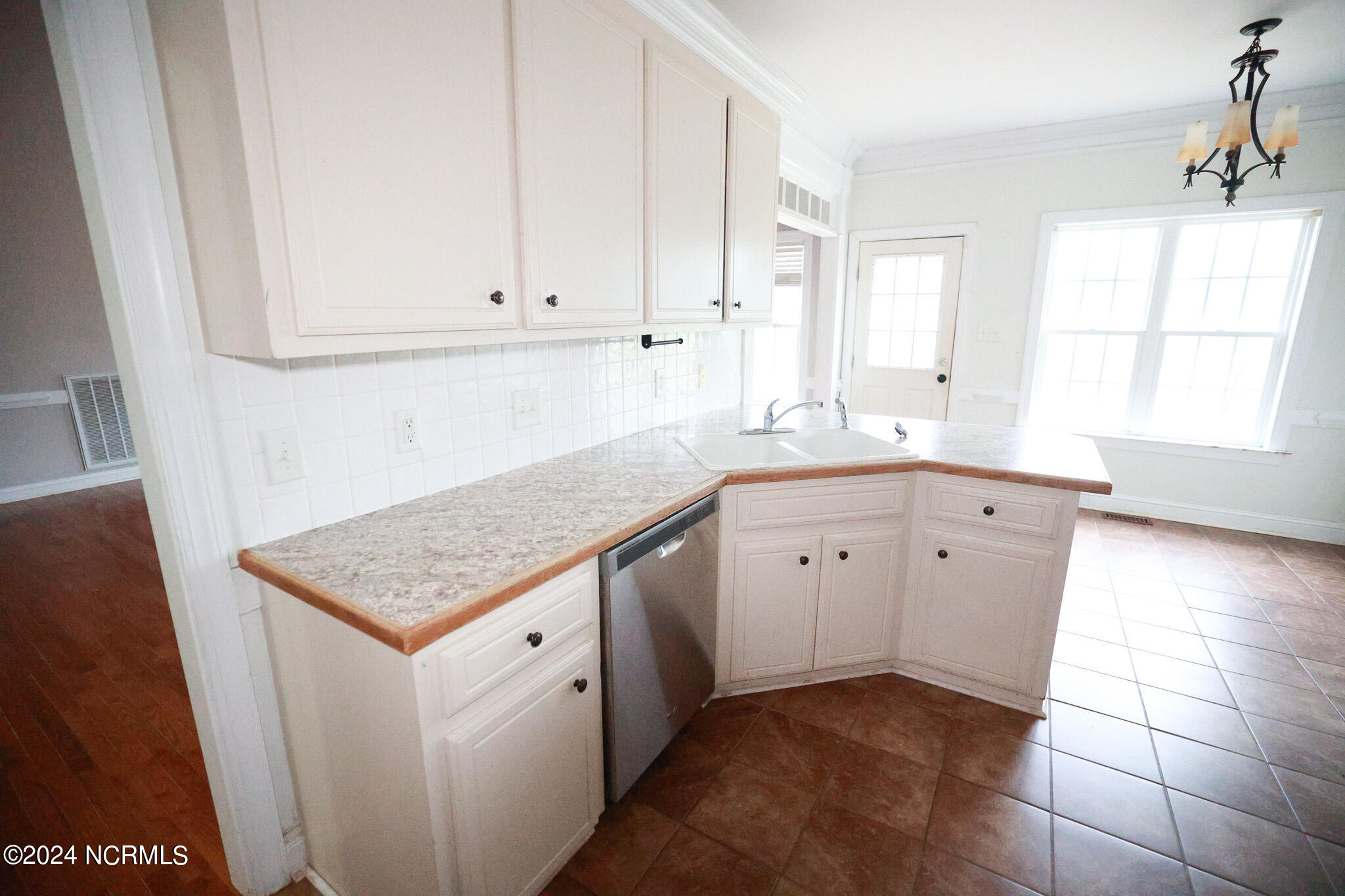 5014 Davis Road Property Photo 12