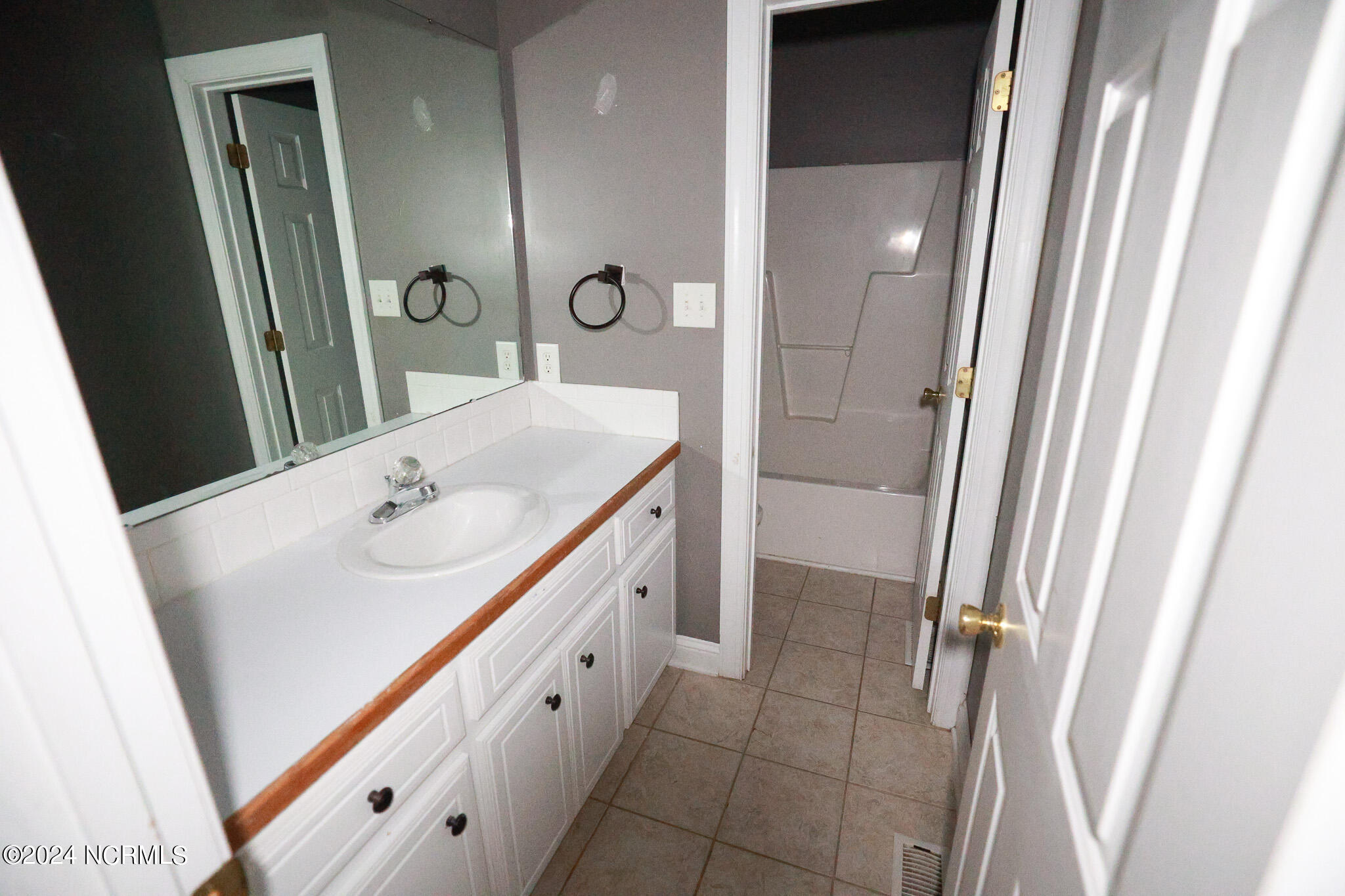 5014 Davis Road Property Photo 24