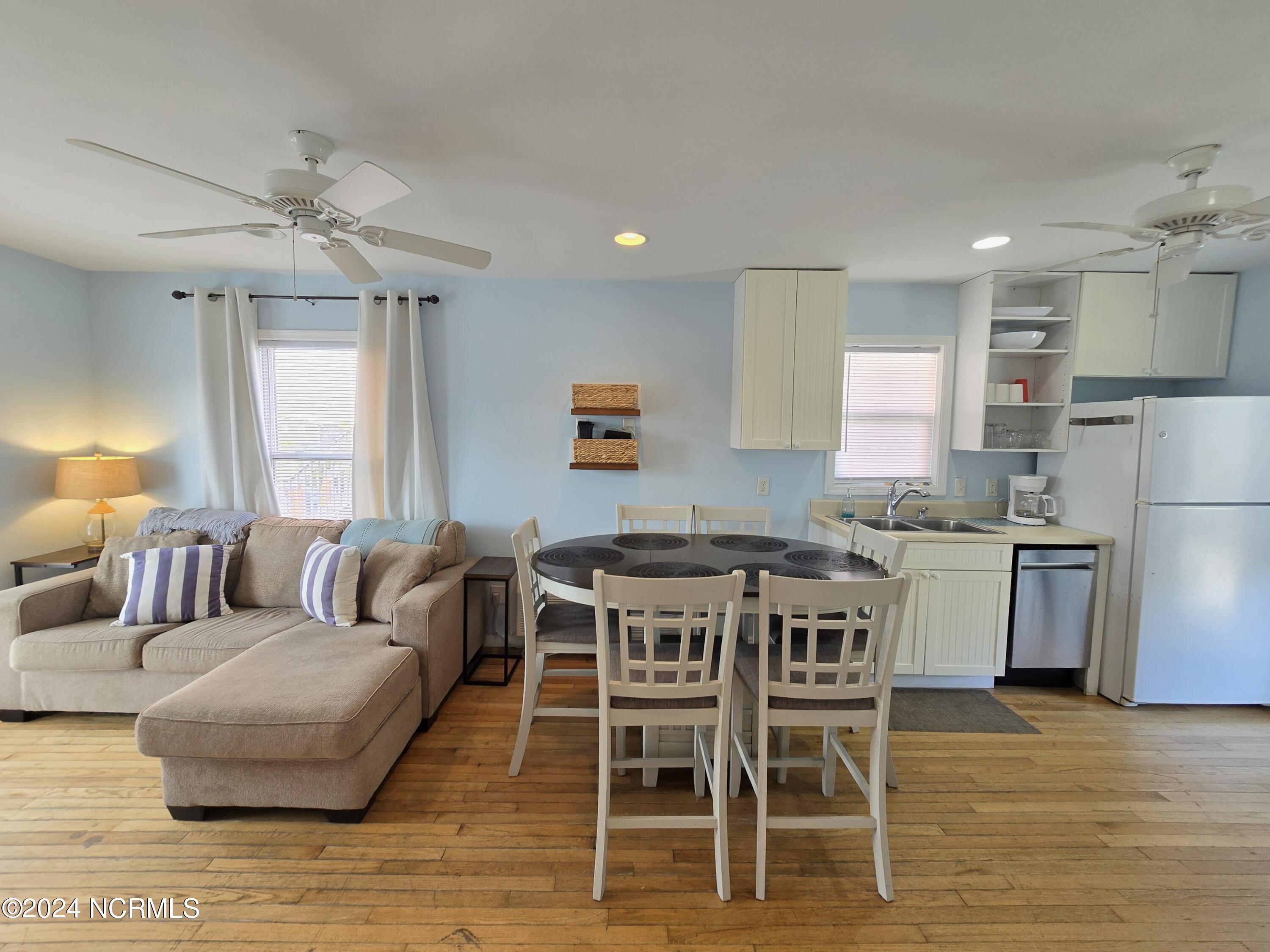 2712 Island Drive Property Photo 9