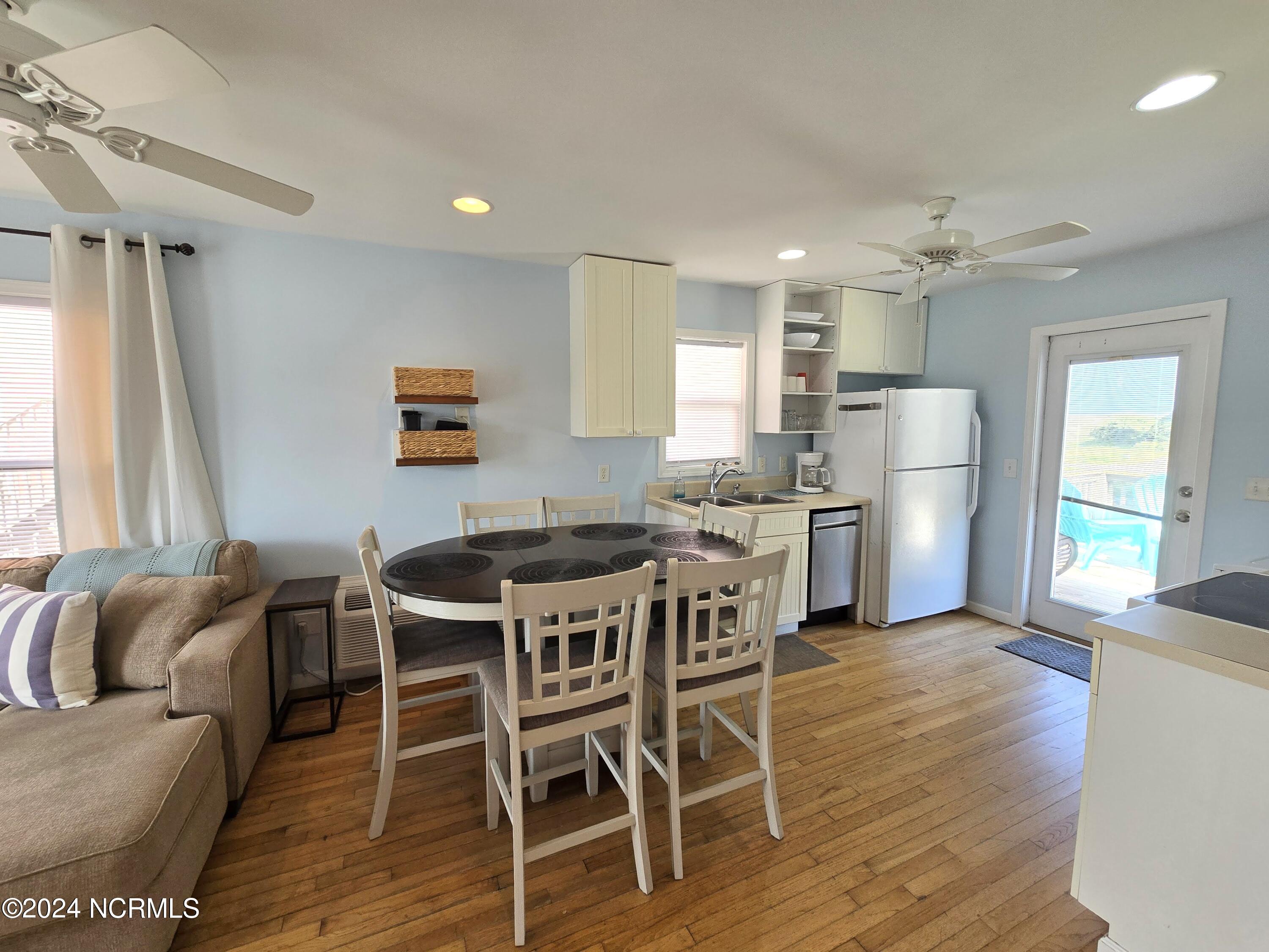 2712 Island Drive Property Photo 11