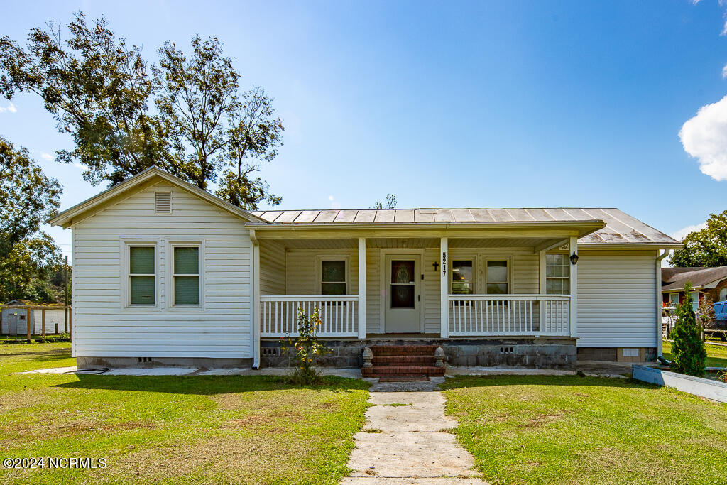 5217 Highway 101 Property Photo 1