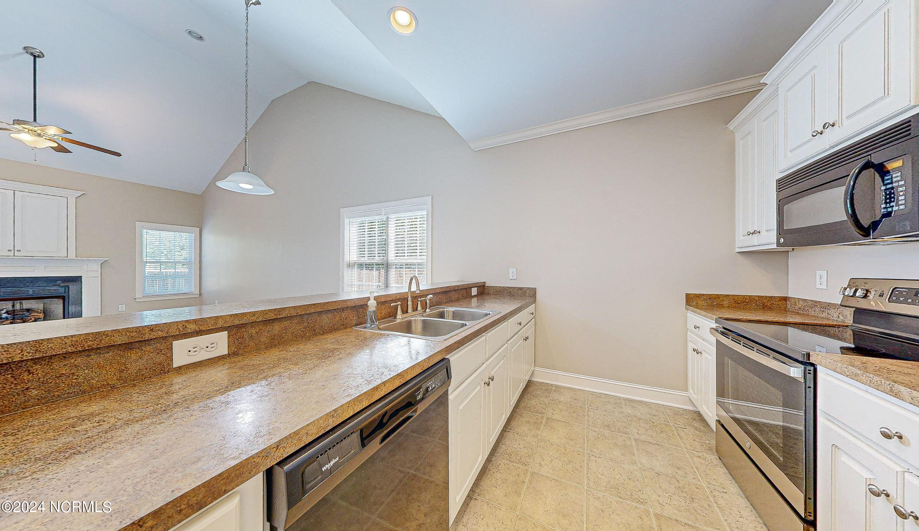 1401 Oak Ridge Court B Property Photo 4