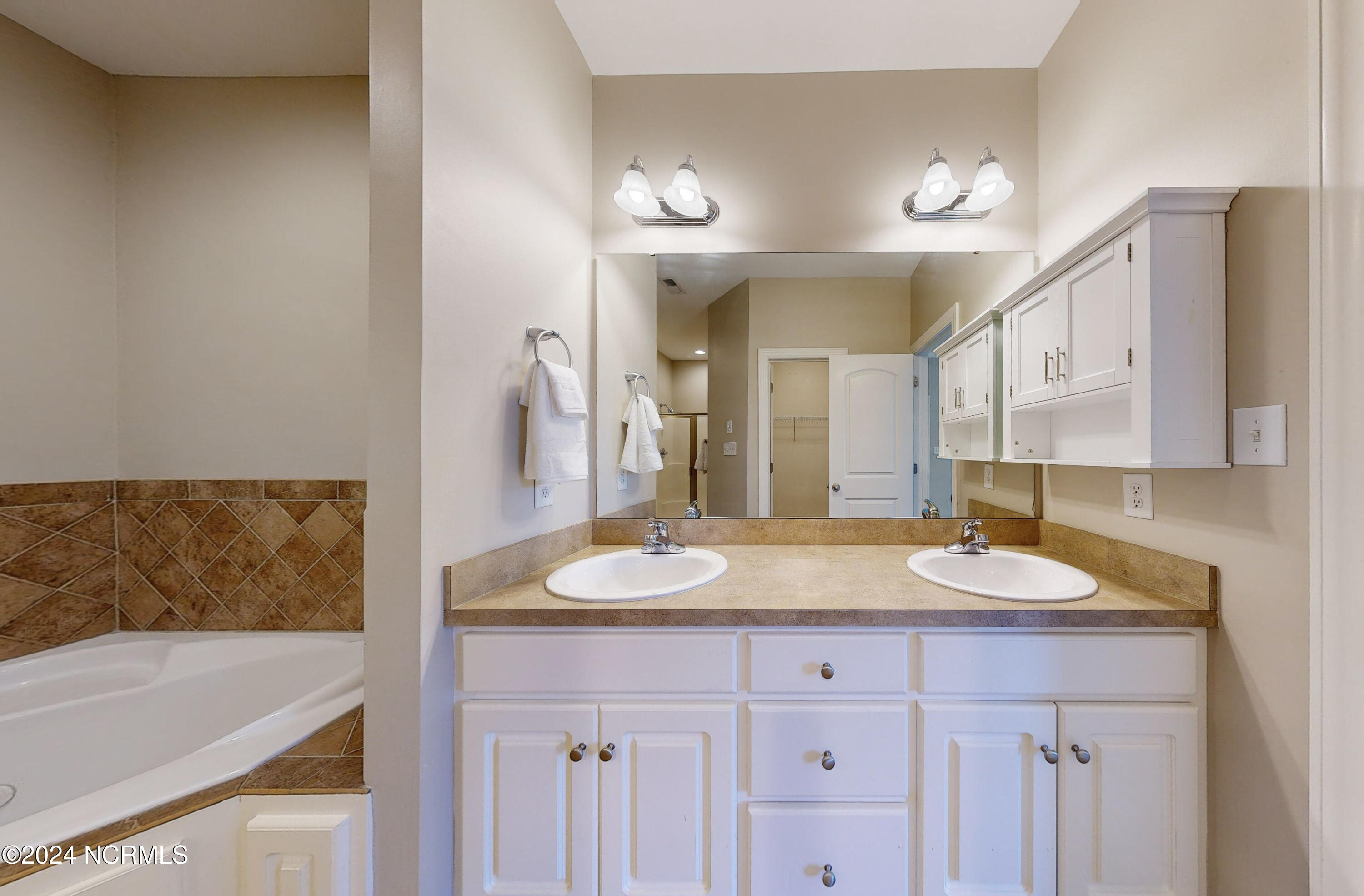 1401 Oak Ridge Court B Property Photo 6