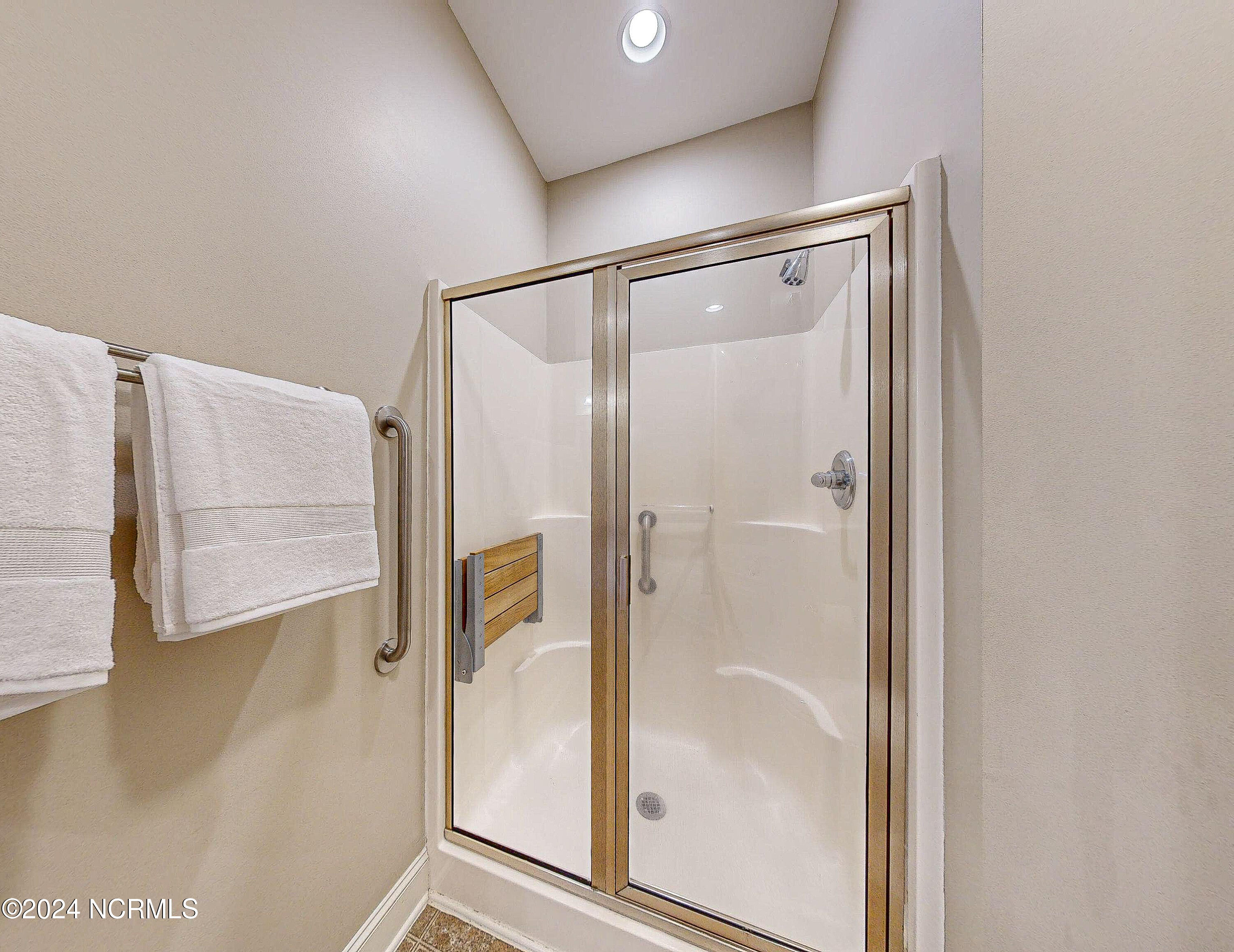 1401 Oak Ridge Court B Property Photo 7