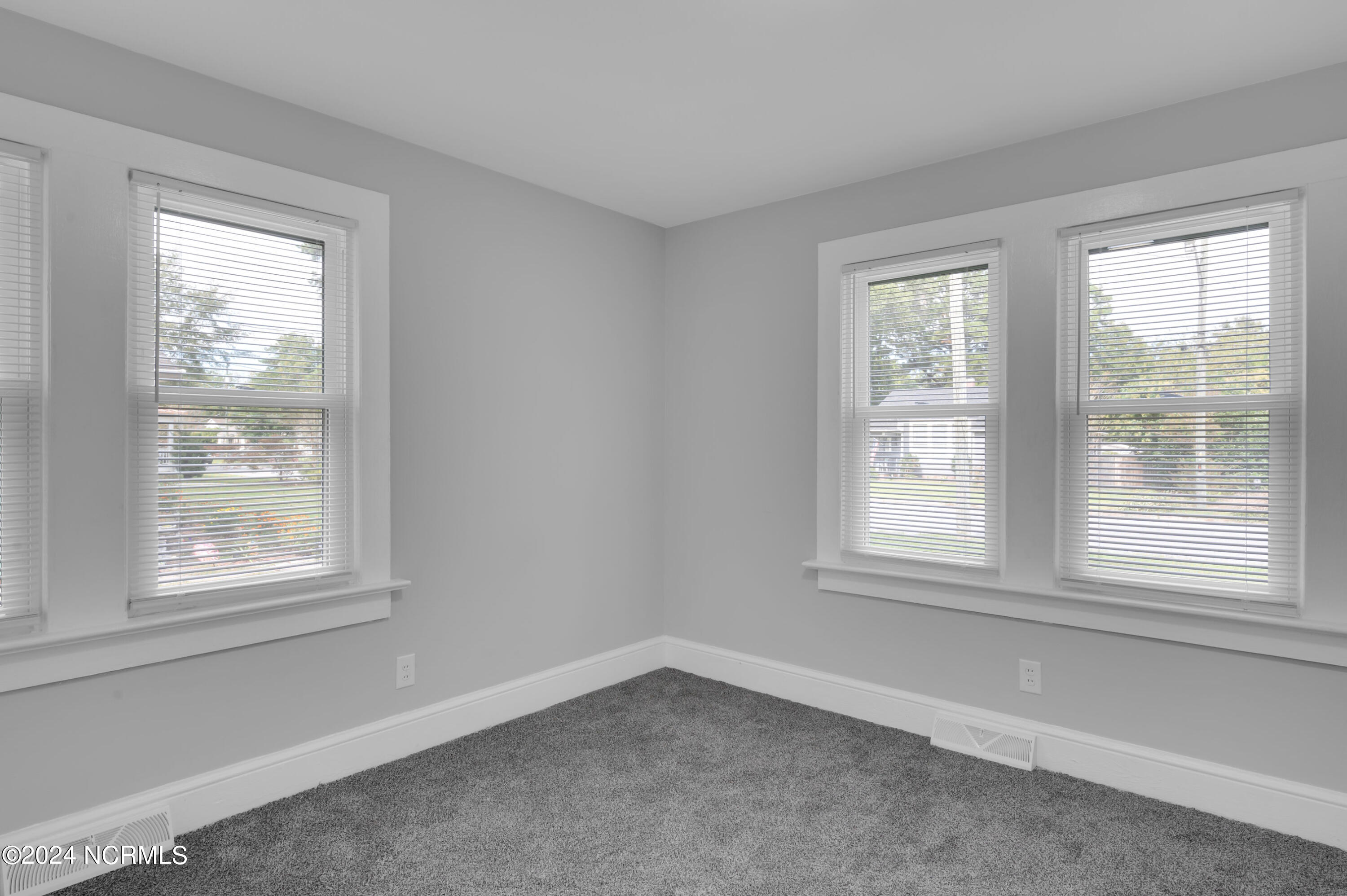 309 E 12th Street Property Photo 20