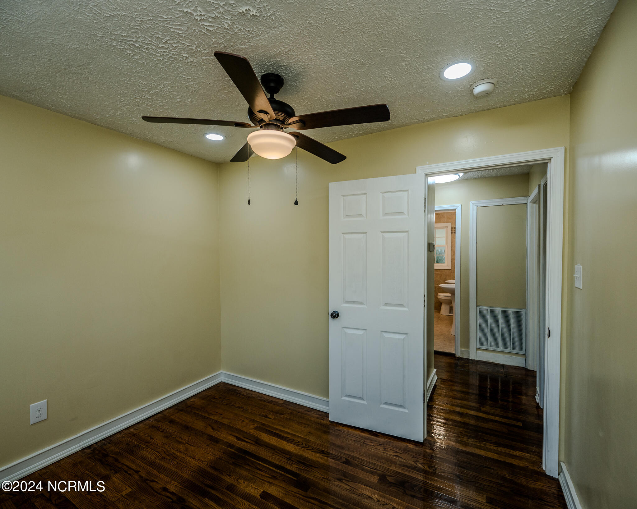 18 Clifford Road Property Photo 47