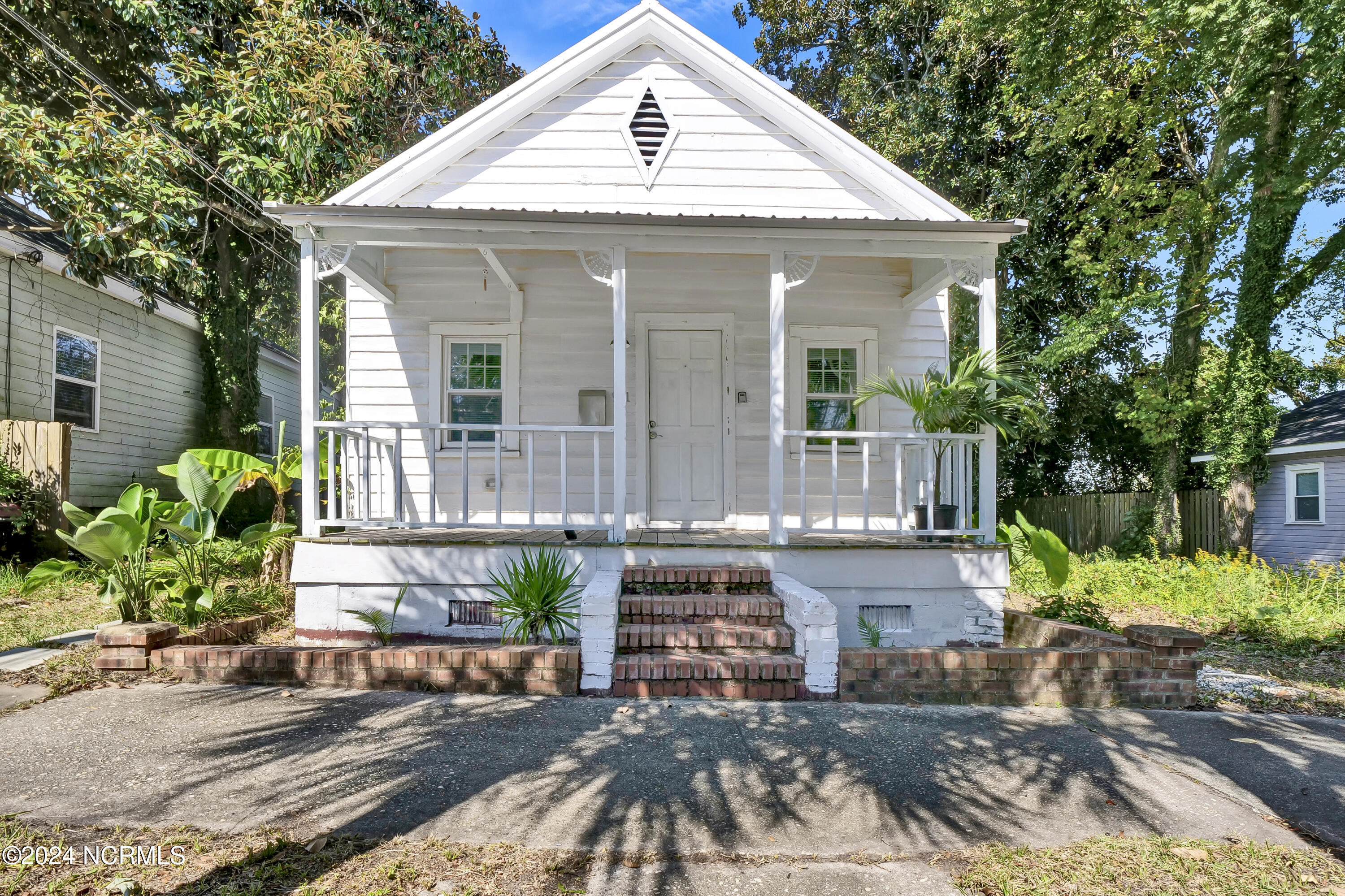911 Dock Street Property Photo 1