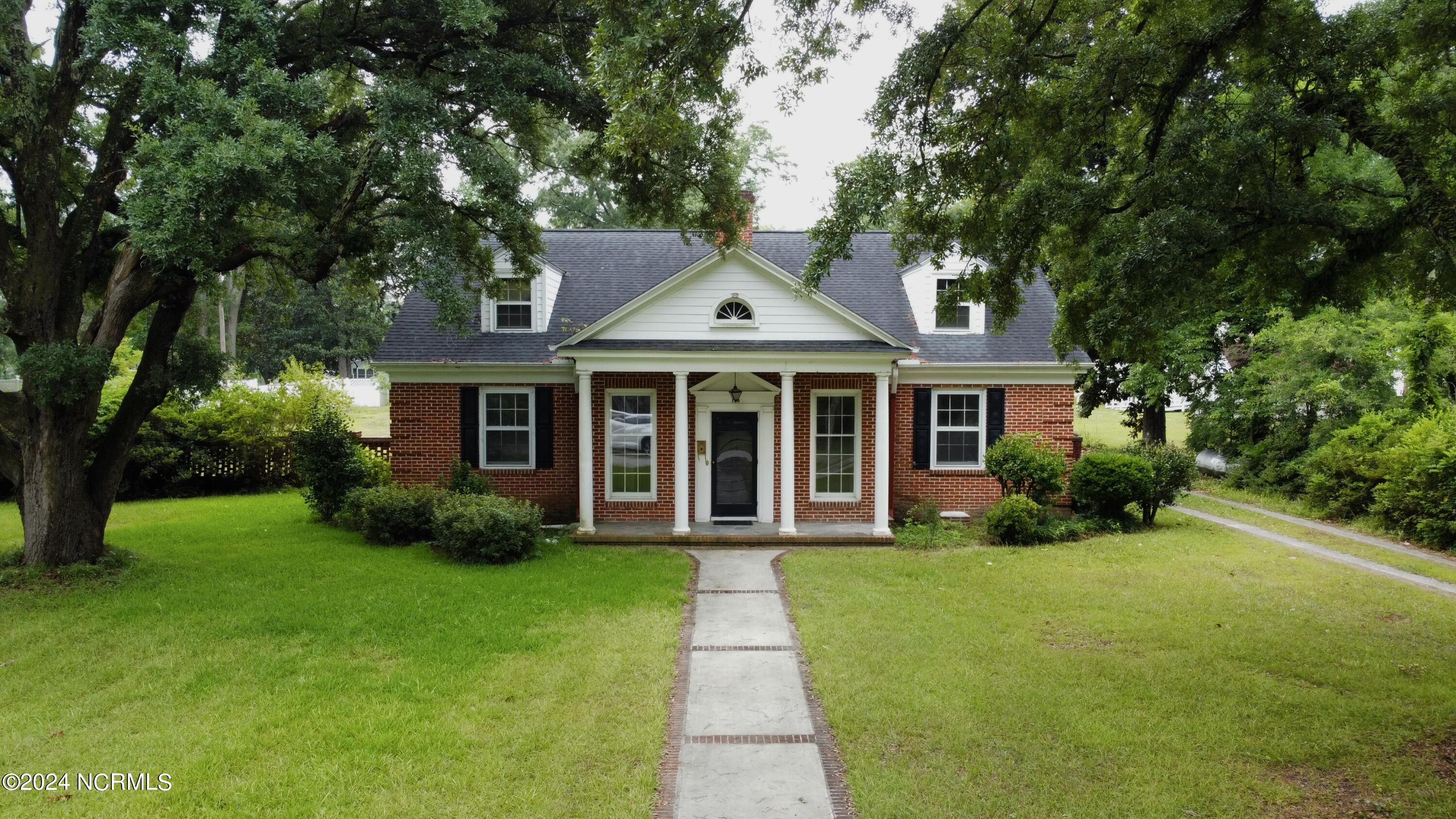 115 W College Street Property Photo