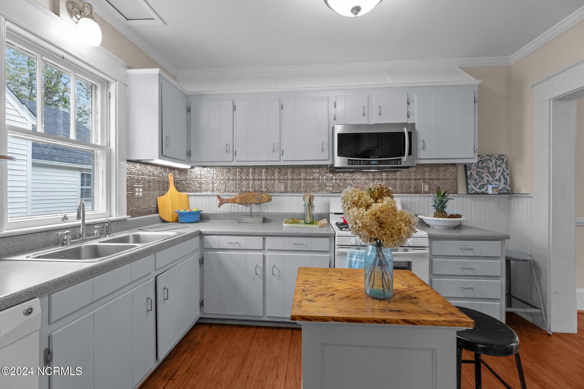 403 Avenue D Property Photo 8