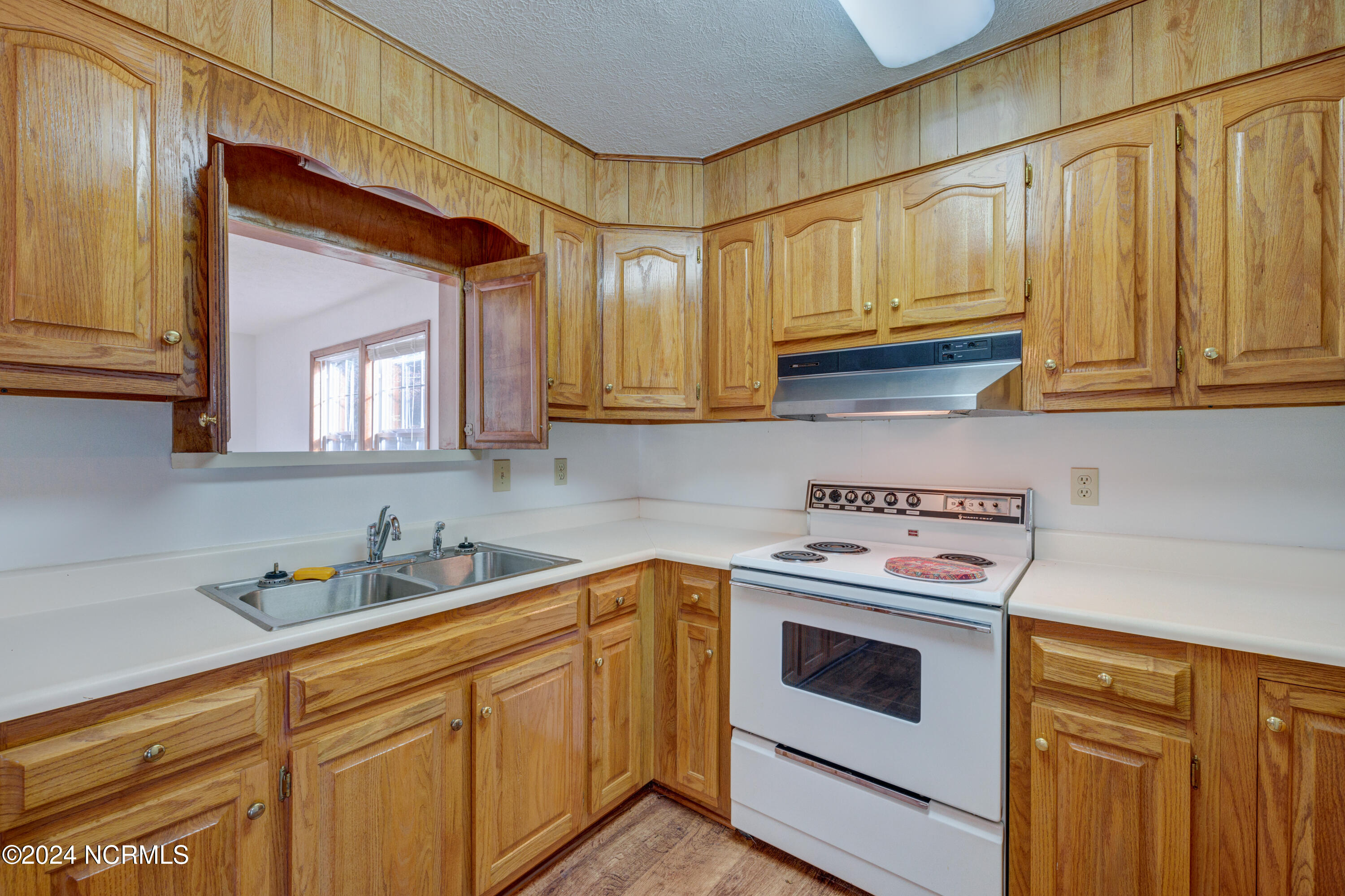 866 Appleton Way Property Photo 7