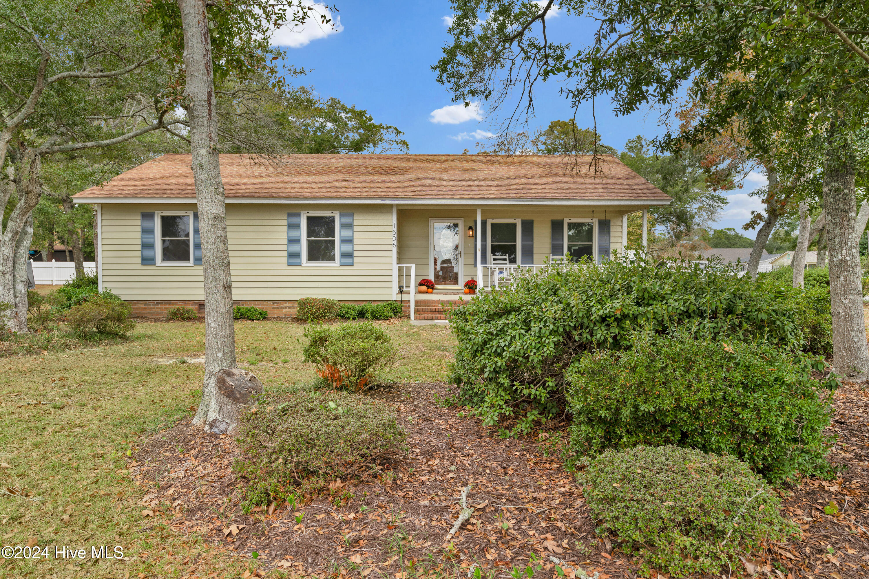 1506 E Oak Island Drive Property Photo 1