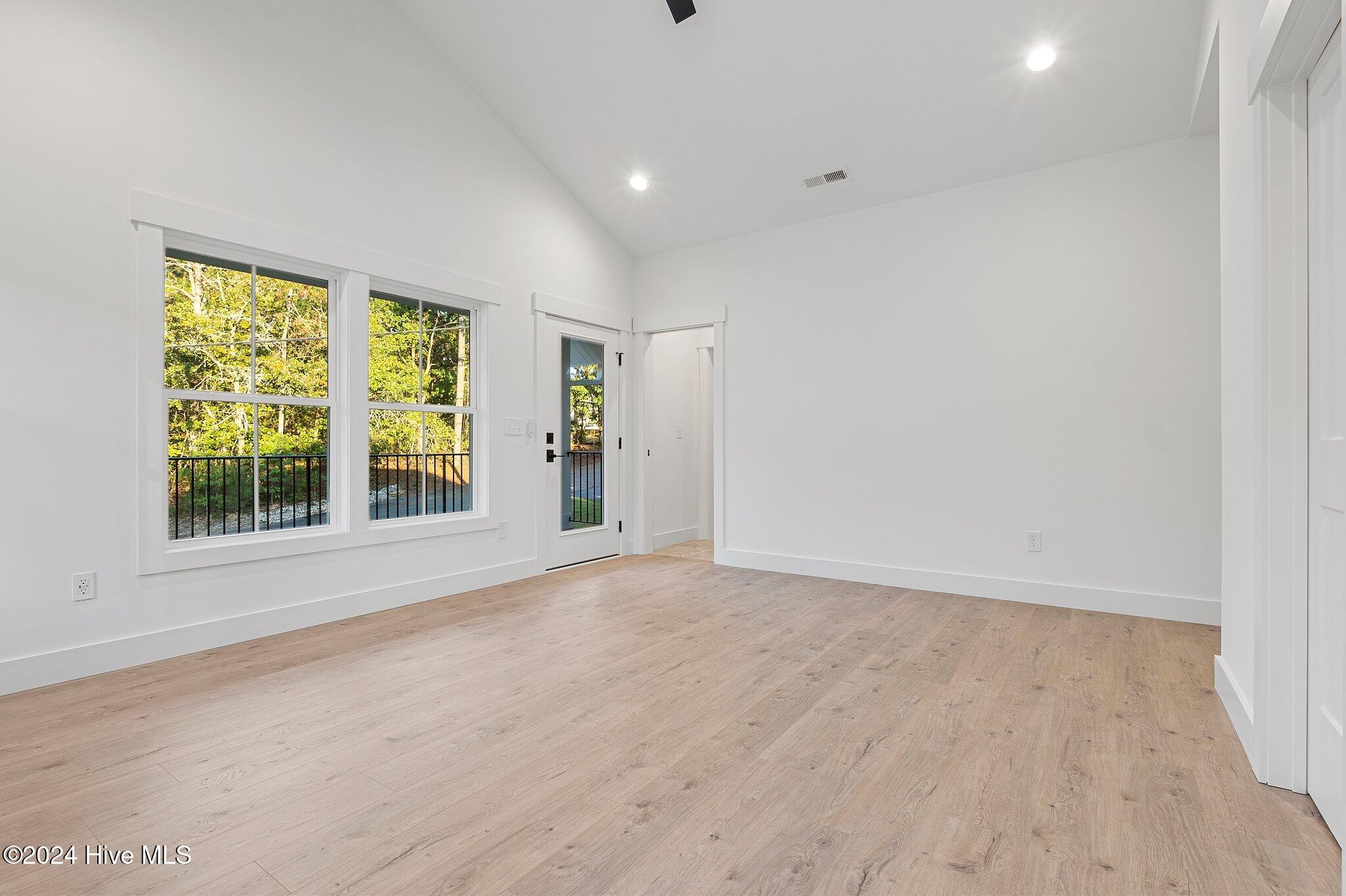 440 W Illinois Avenue Property Photo 14
