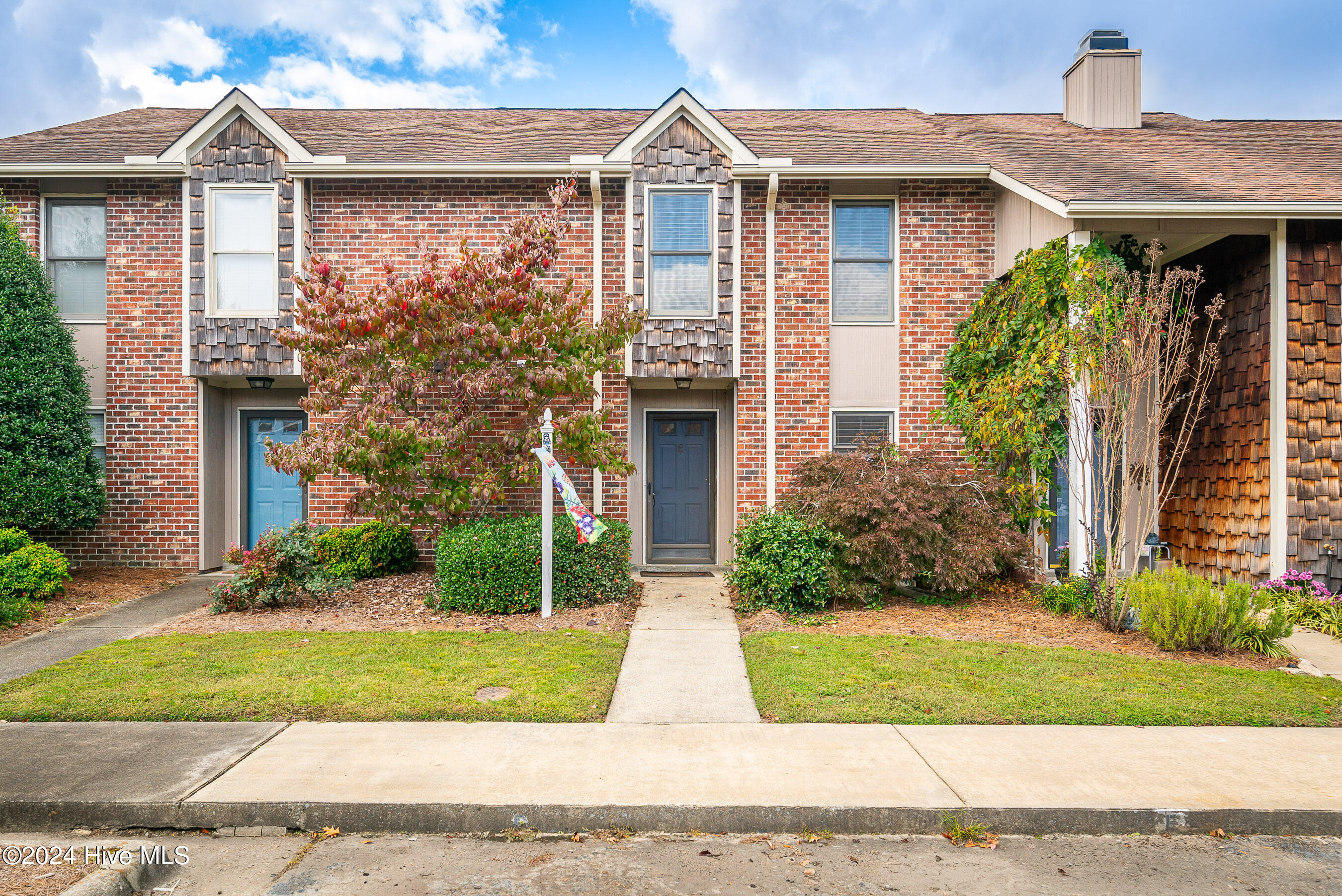 2043 Quail Ridge Road E Property Photo 1