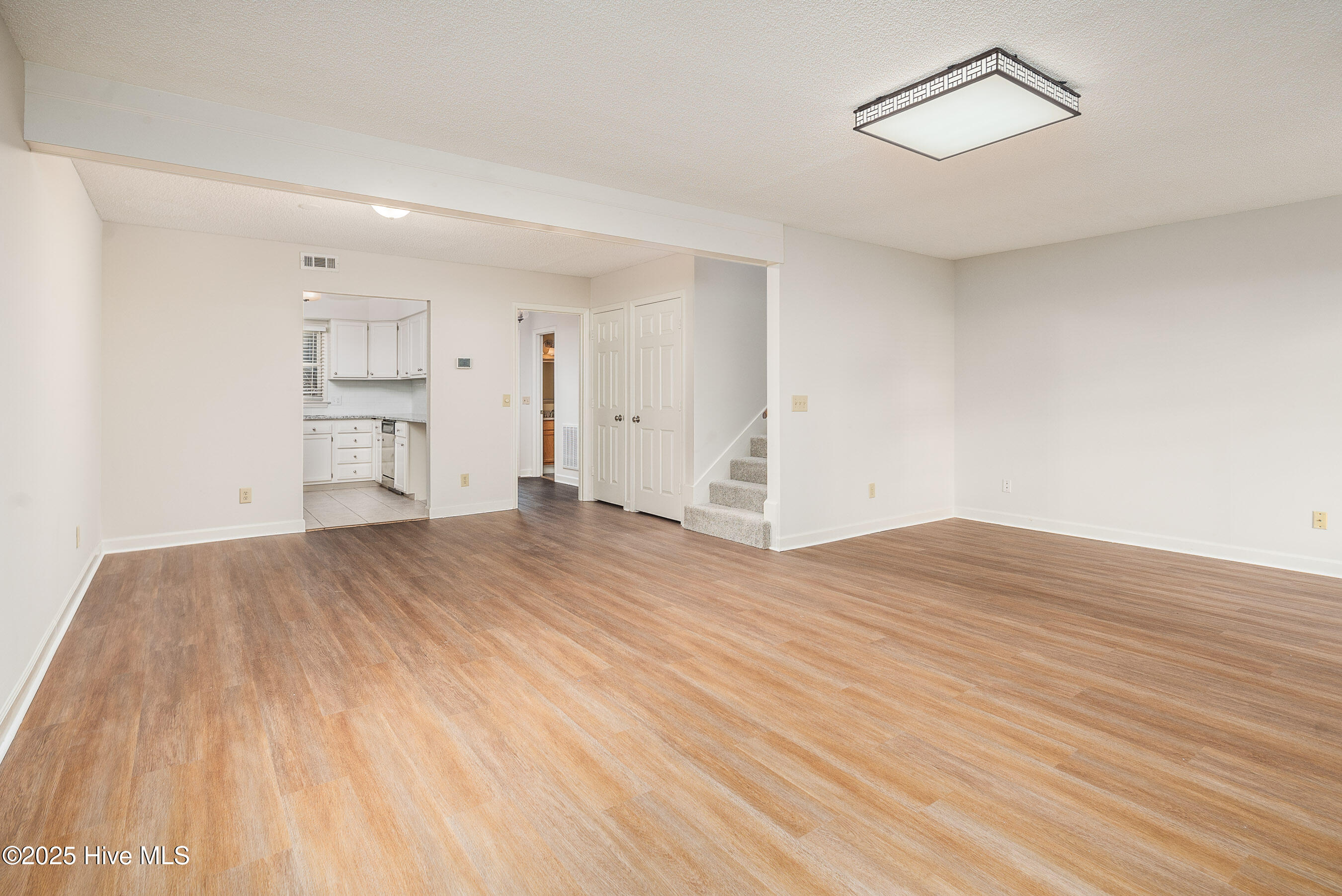 2043 Quail Ridge Road E Property Photo 5