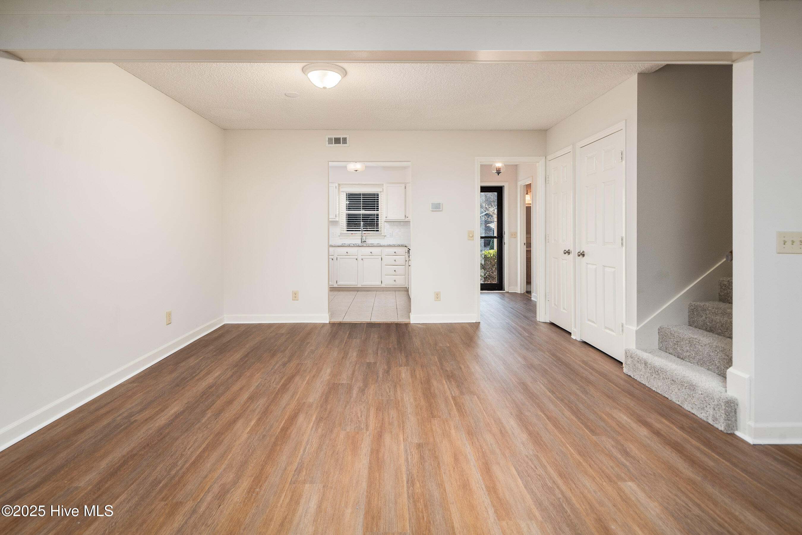 2043 Quail Ridge Road E Property Photo 9