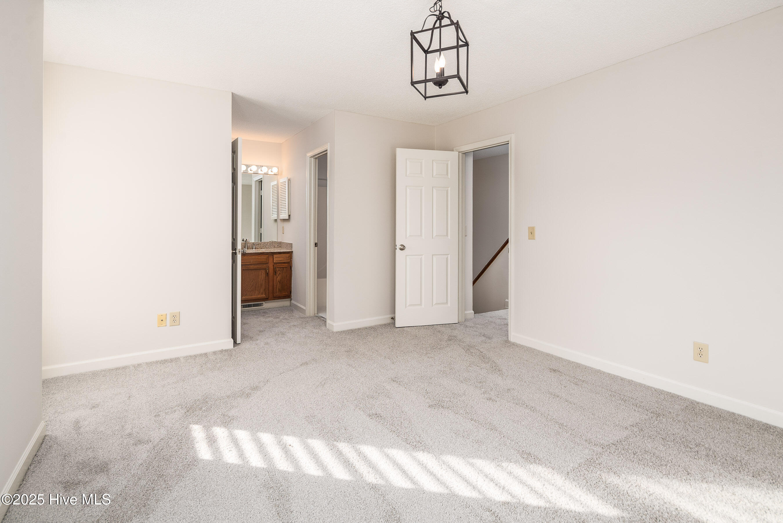 2043 Quail Ridge Road E Property Photo 15