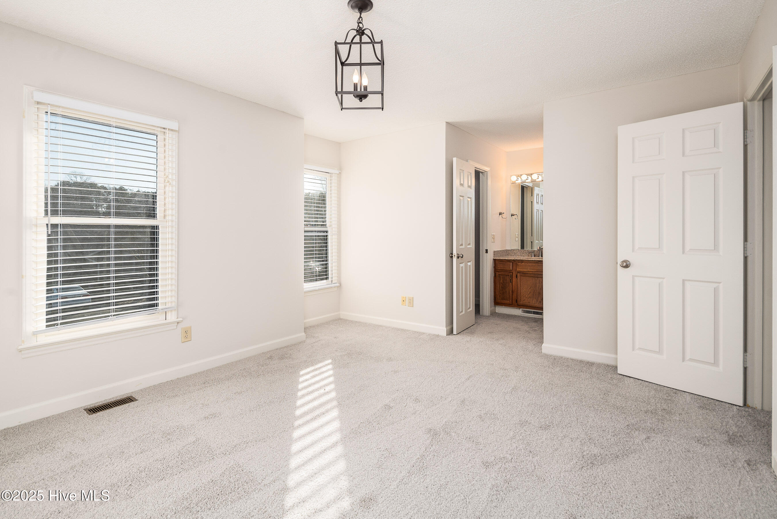2043 Quail Ridge Road E Property Photo 16