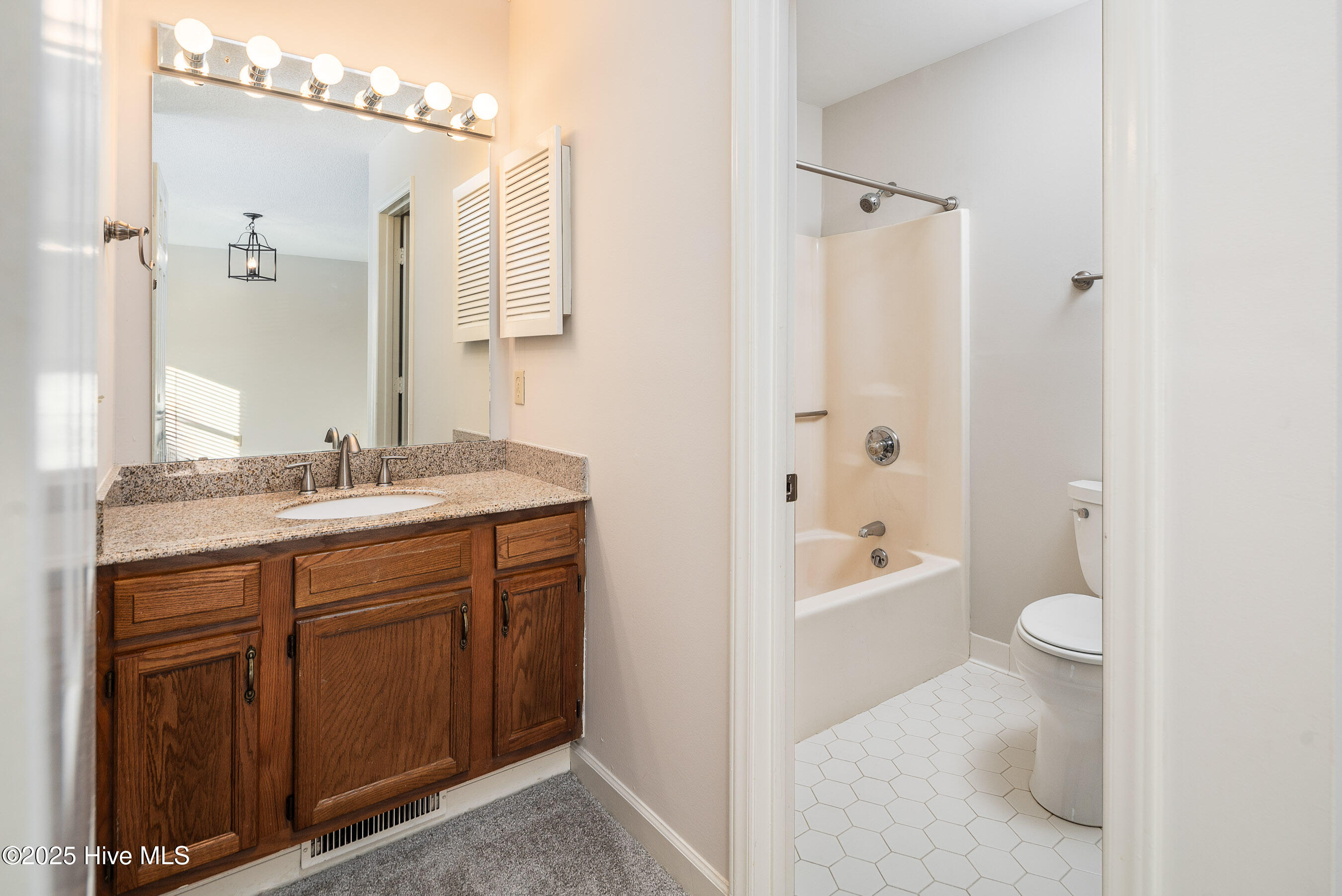 2043 Quail Ridge Road E Property Photo 17