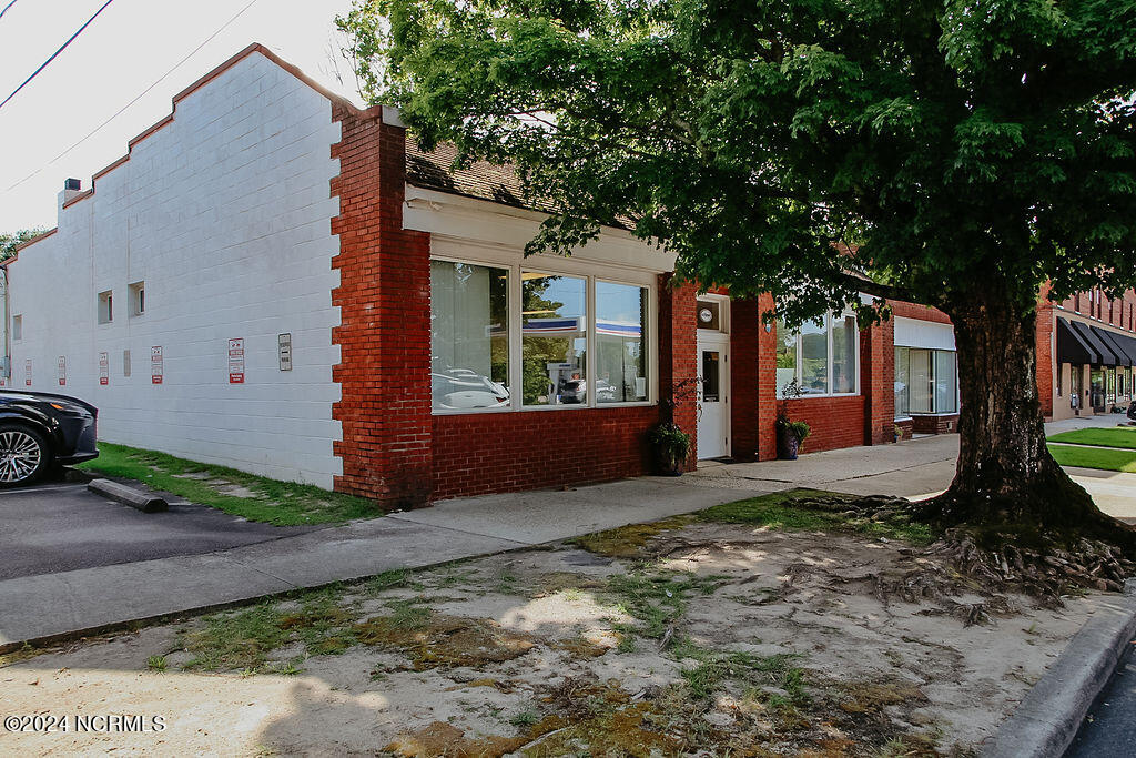 150 E Connecticut Avenue Property Photo 1