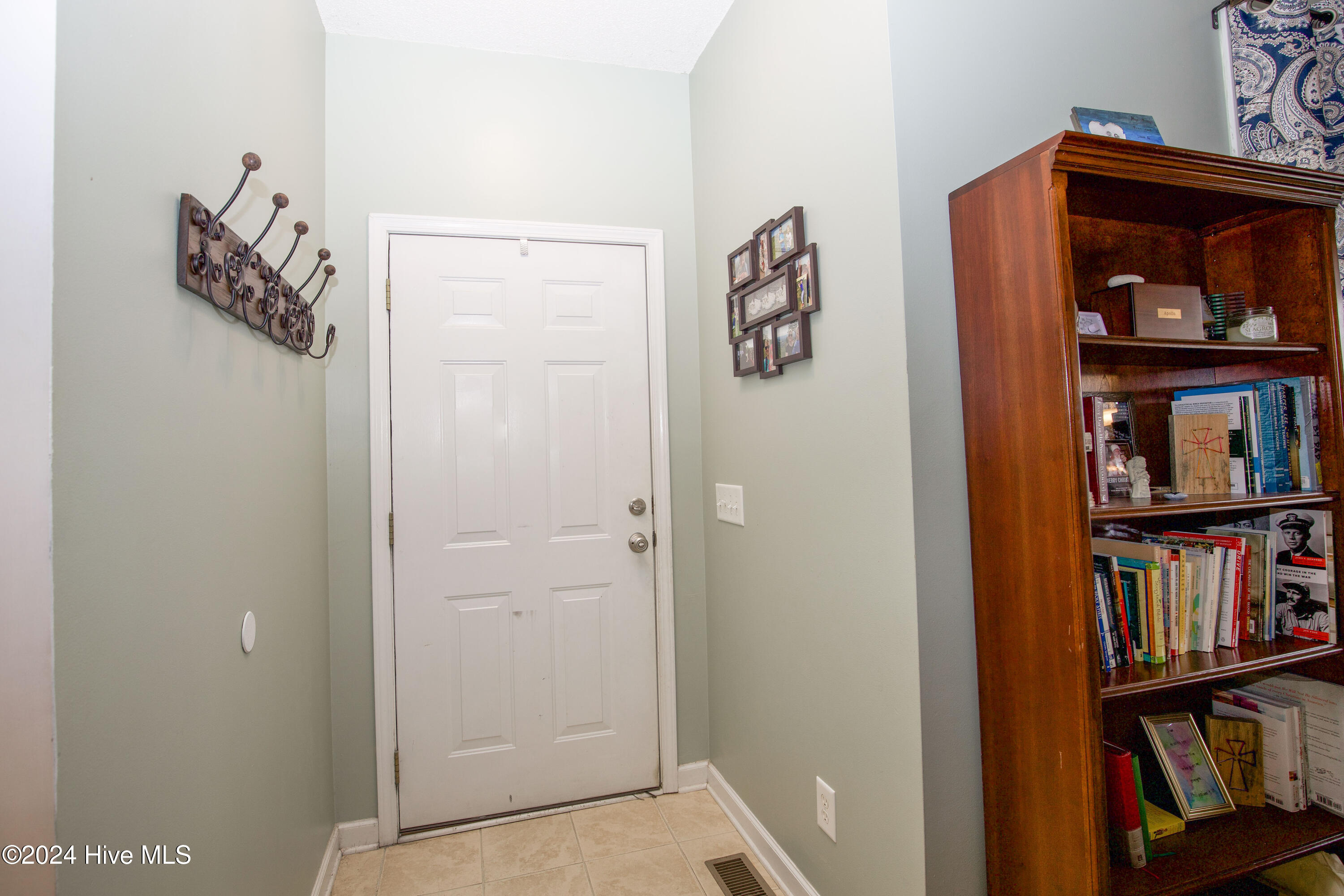 240 Savannah Garden Drive Property Photo 14