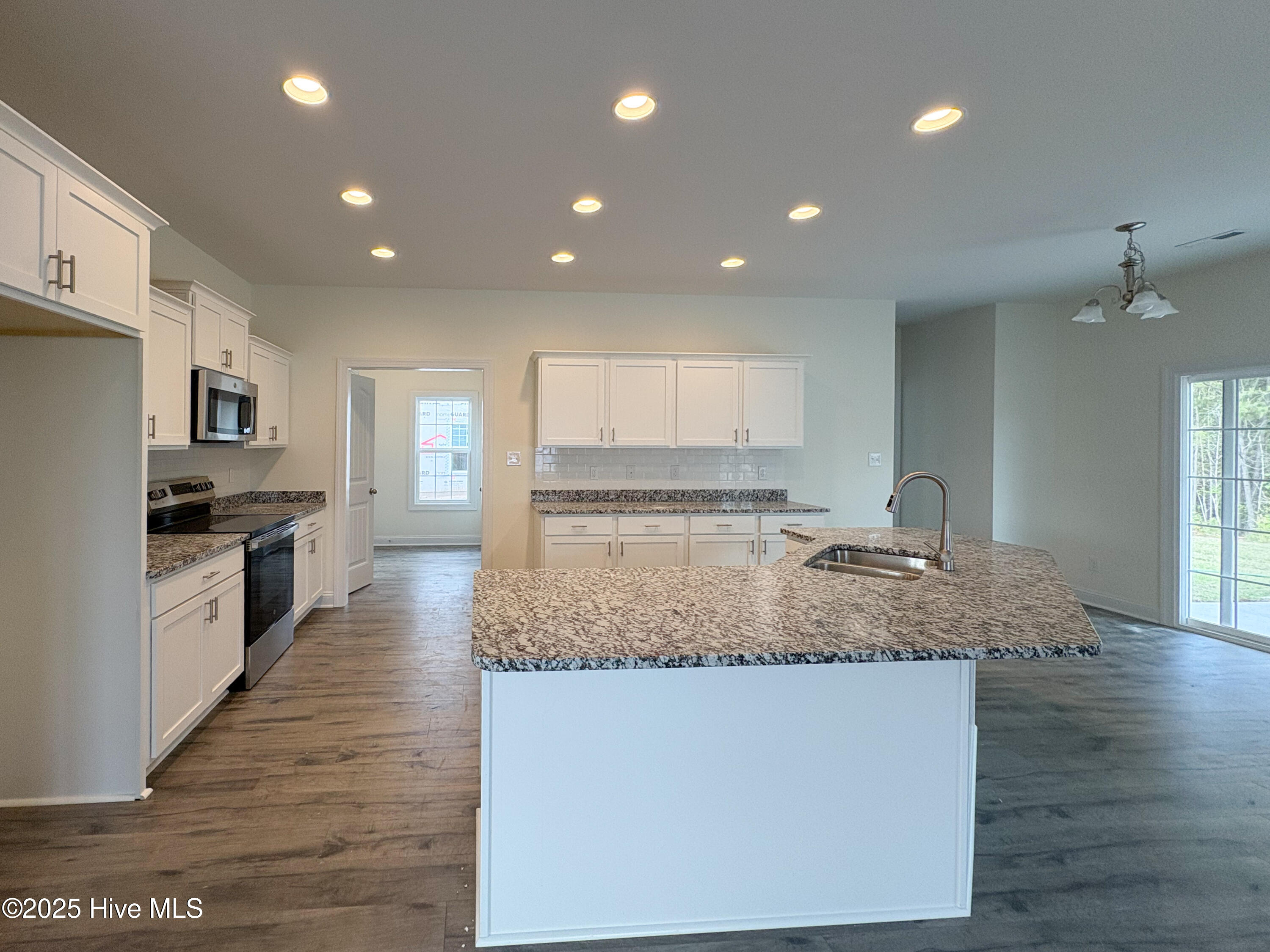 702 Ellabond Street Property Photo 2