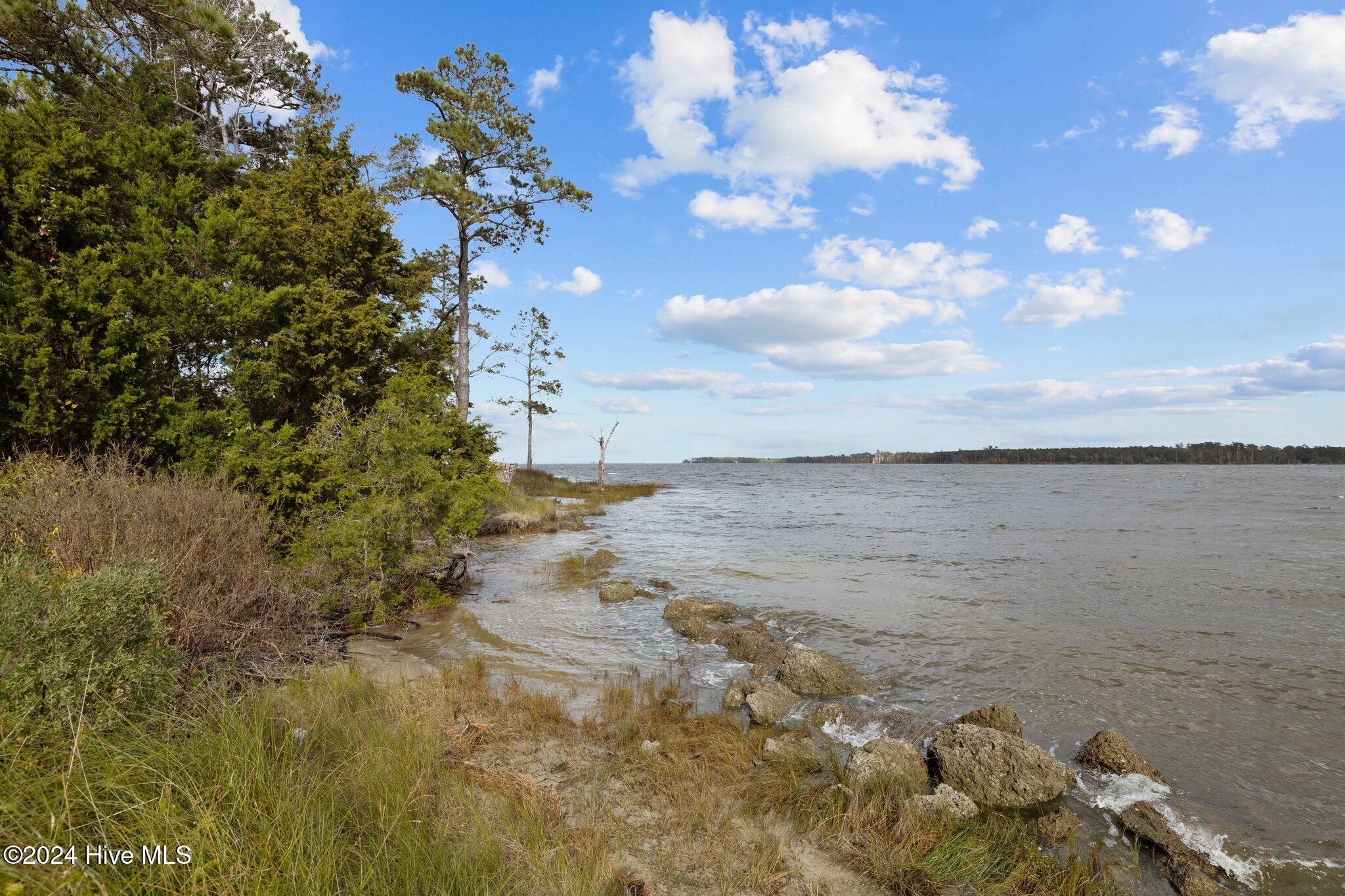 211 S River Drive Property Photo 2