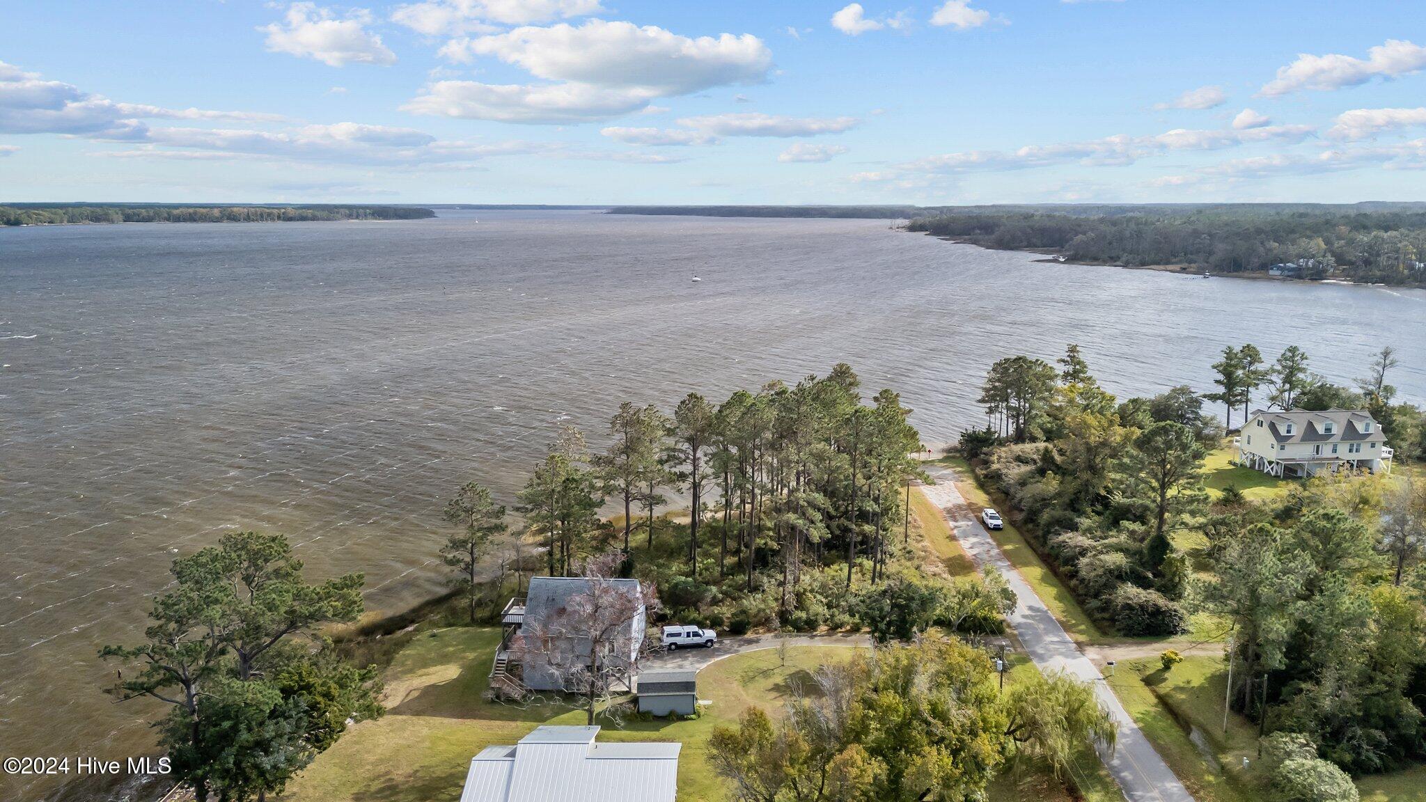 211 S River Drive Property Photo 13