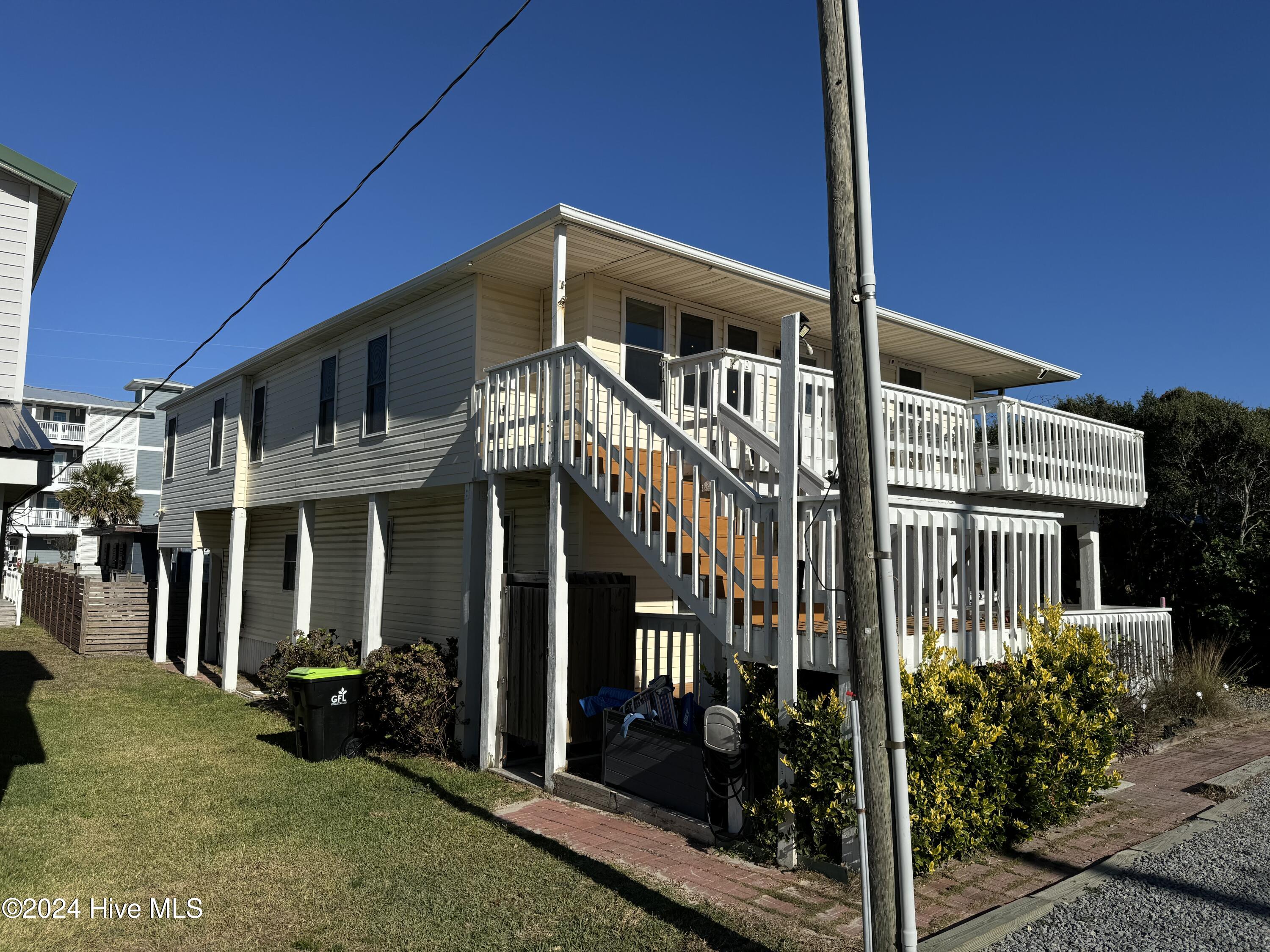 411 N Shore Drive Property Photo 3