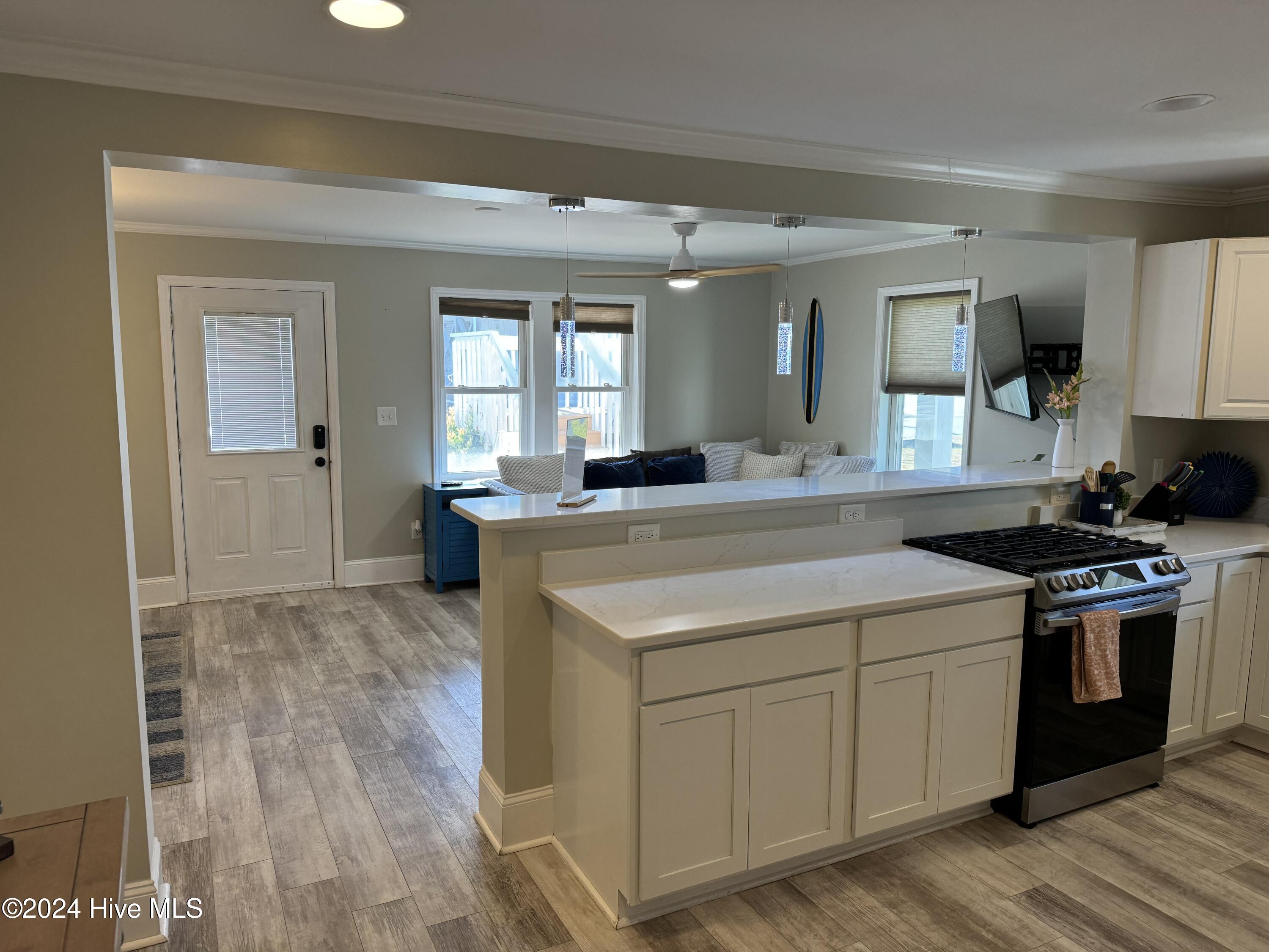 411 N Shore Drive Property Photo 6