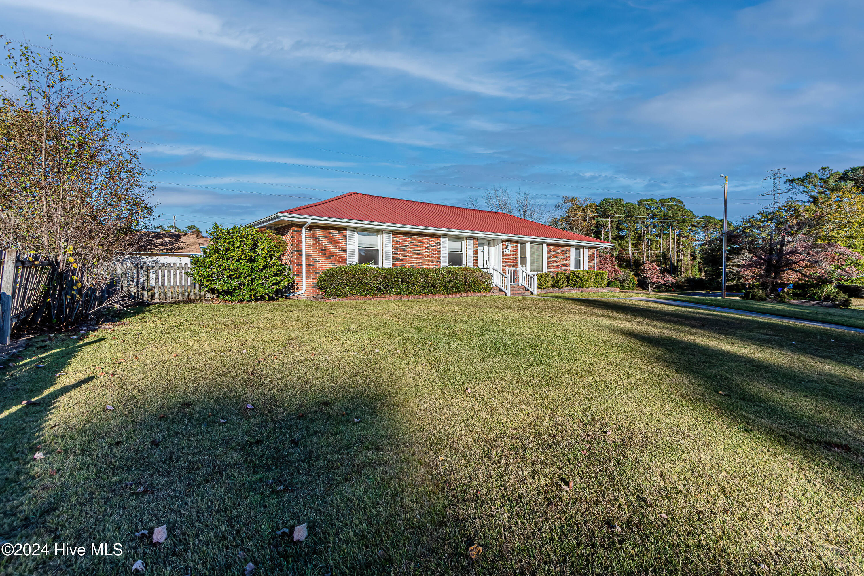 511 Greenbriar Drive Property Photo 2