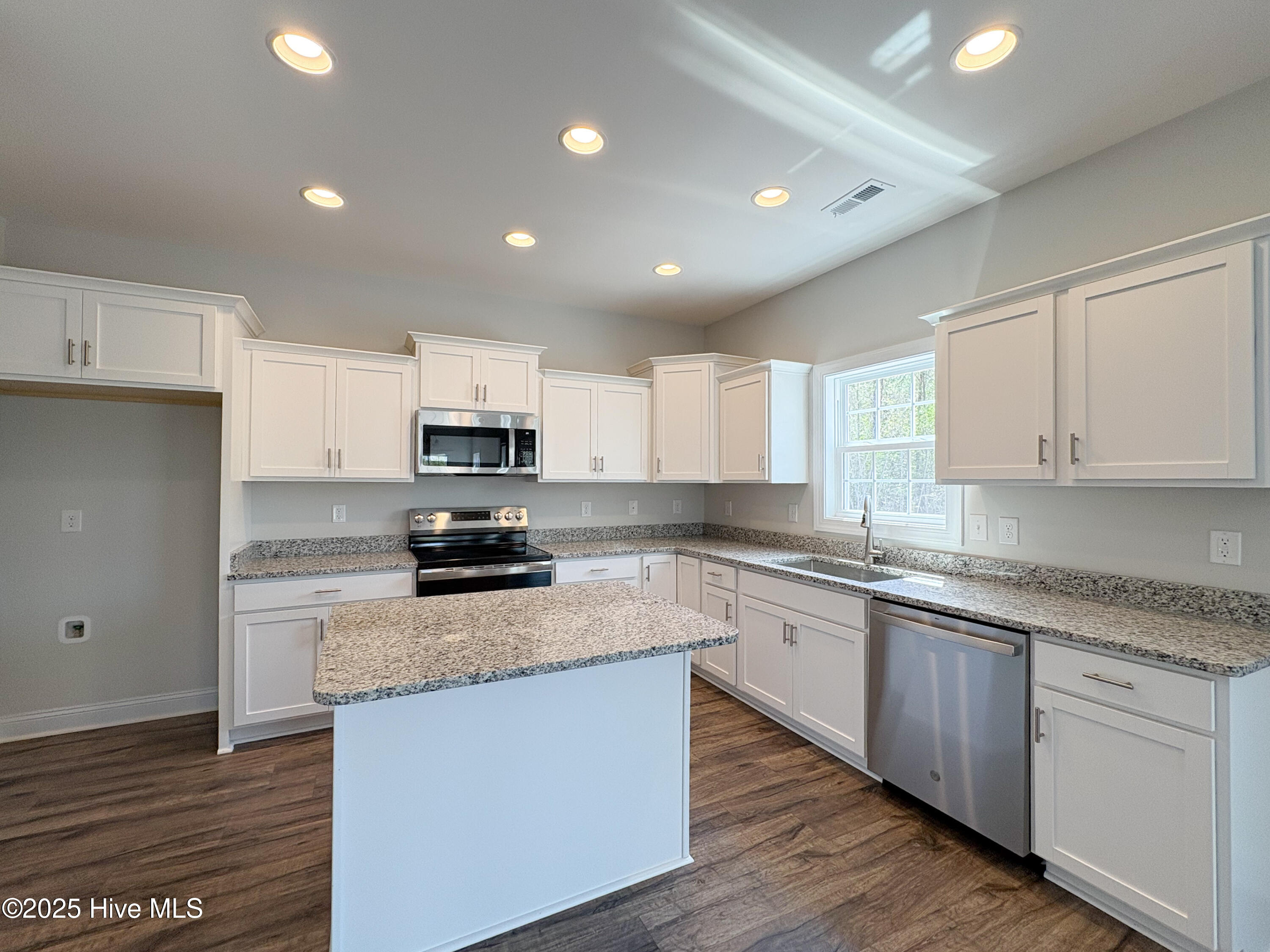 475 Pebble Shore Drive Property Photo 4