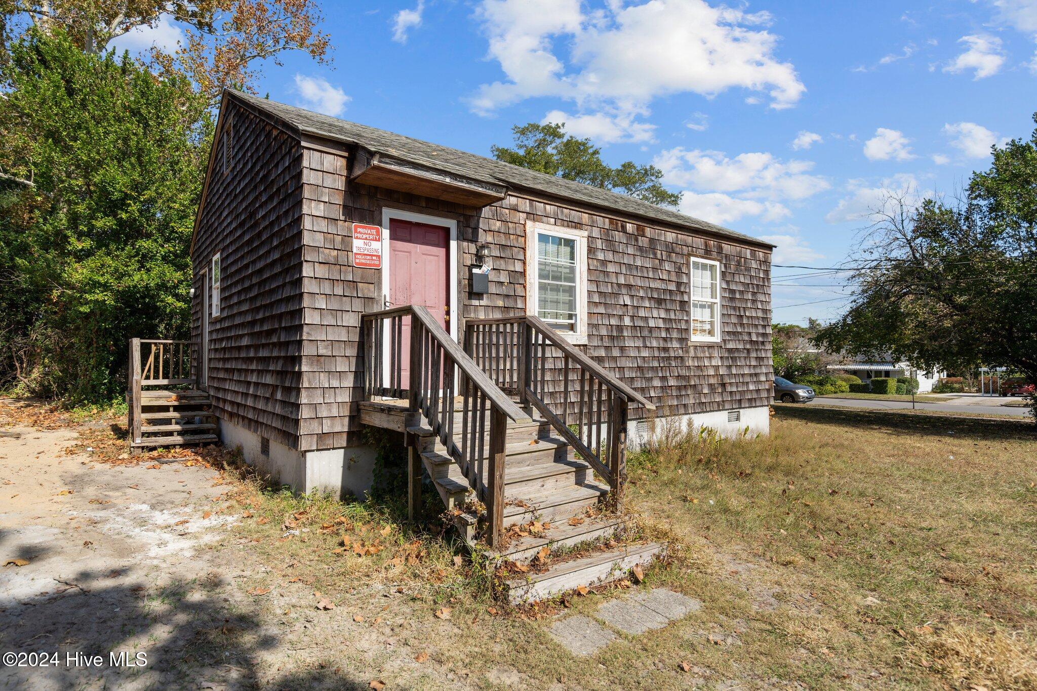 1015 Queen Street Property Photo 2