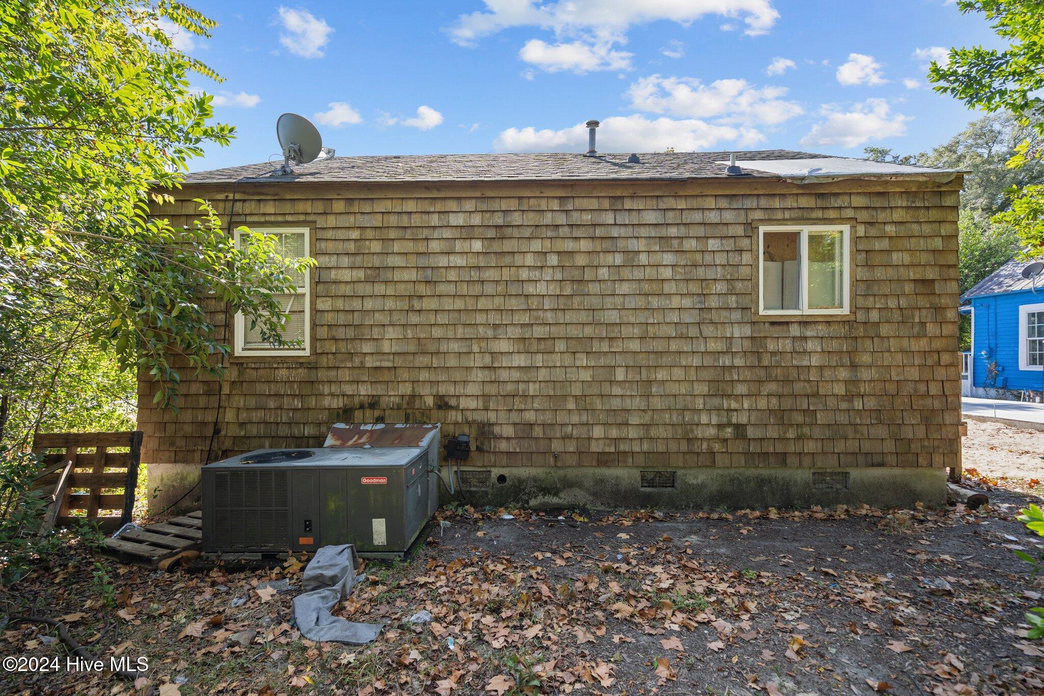 1015 Queen Street Property Photo 3
