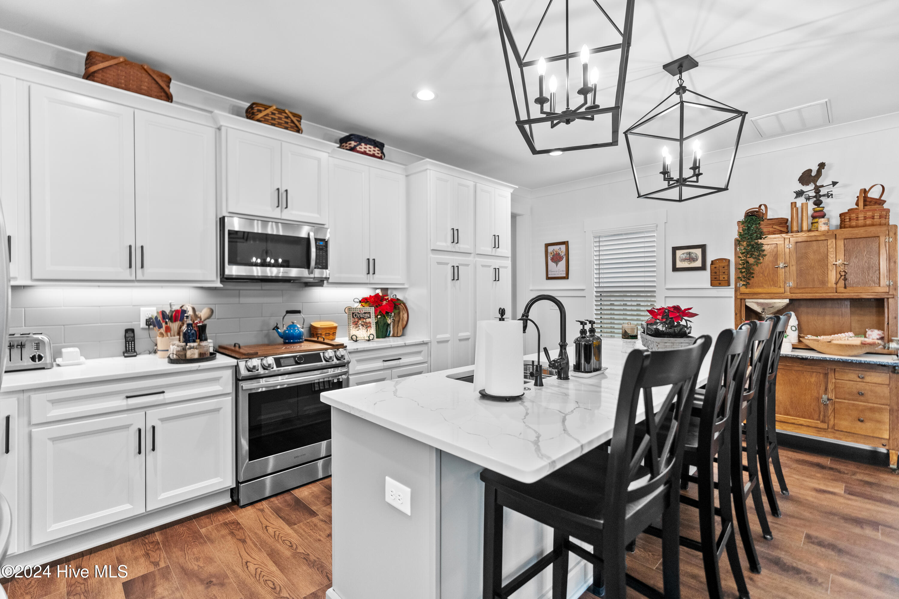 1107 N Caswell Avenue Property Photo 6