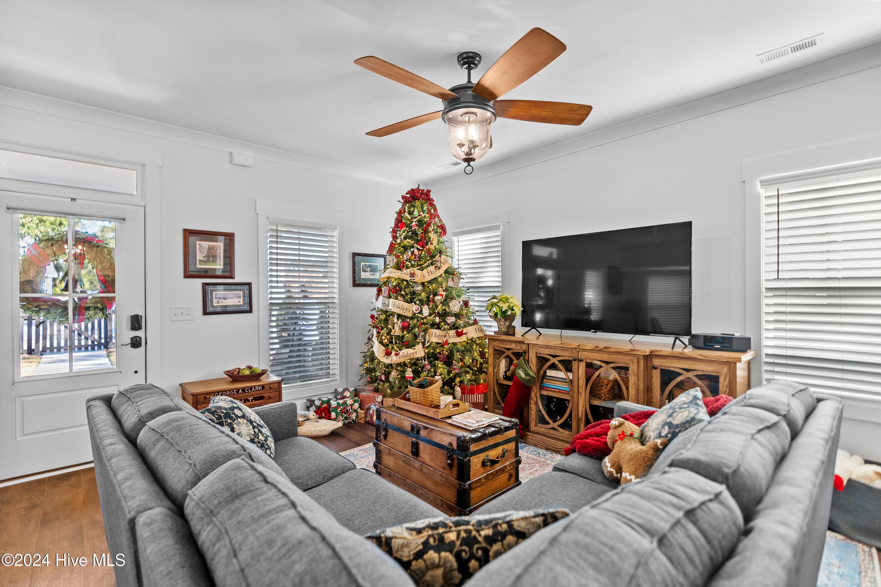 1107 N Caswell Avenue Property Photo 11