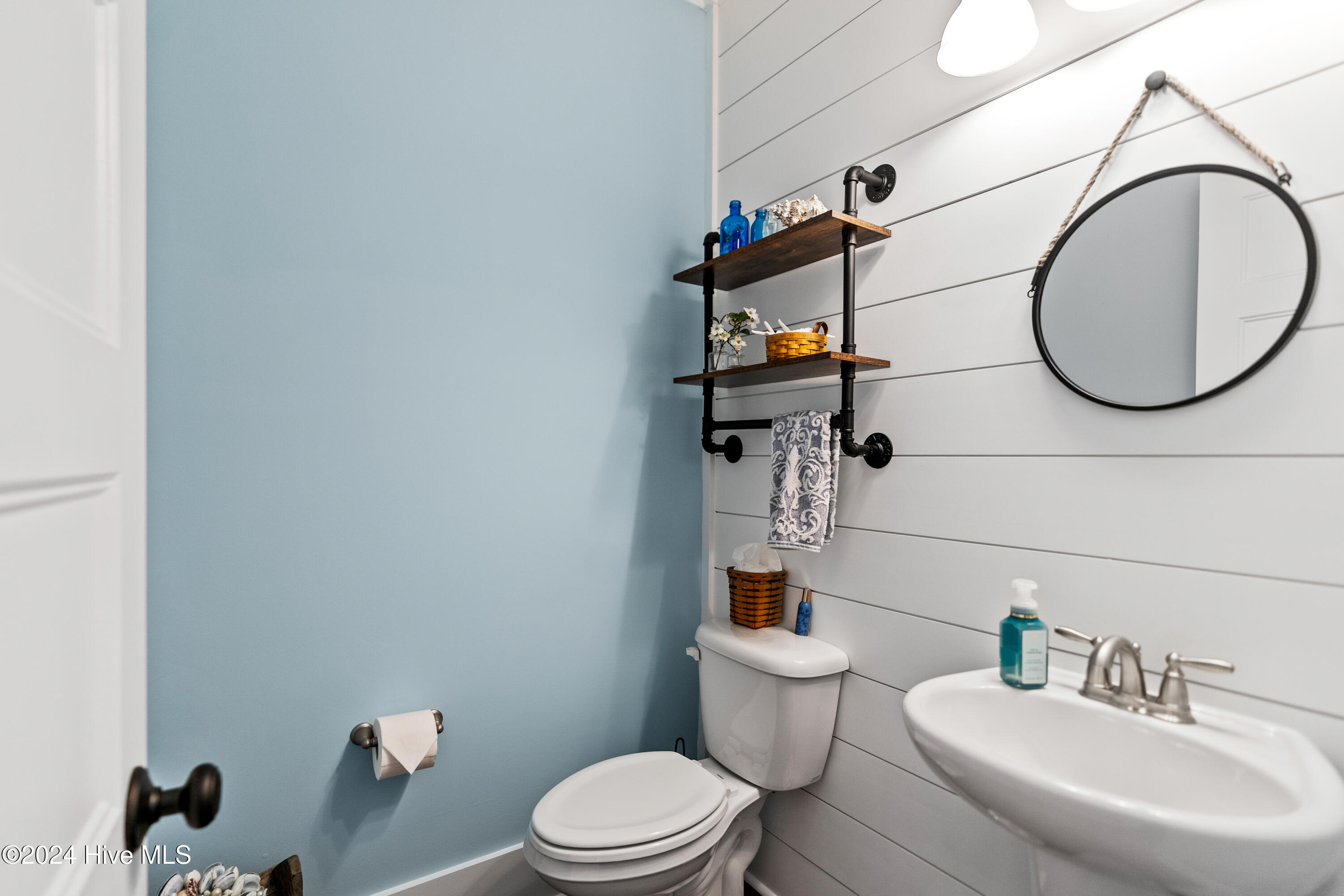 1107 N Caswell Avenue Property Photo 23
