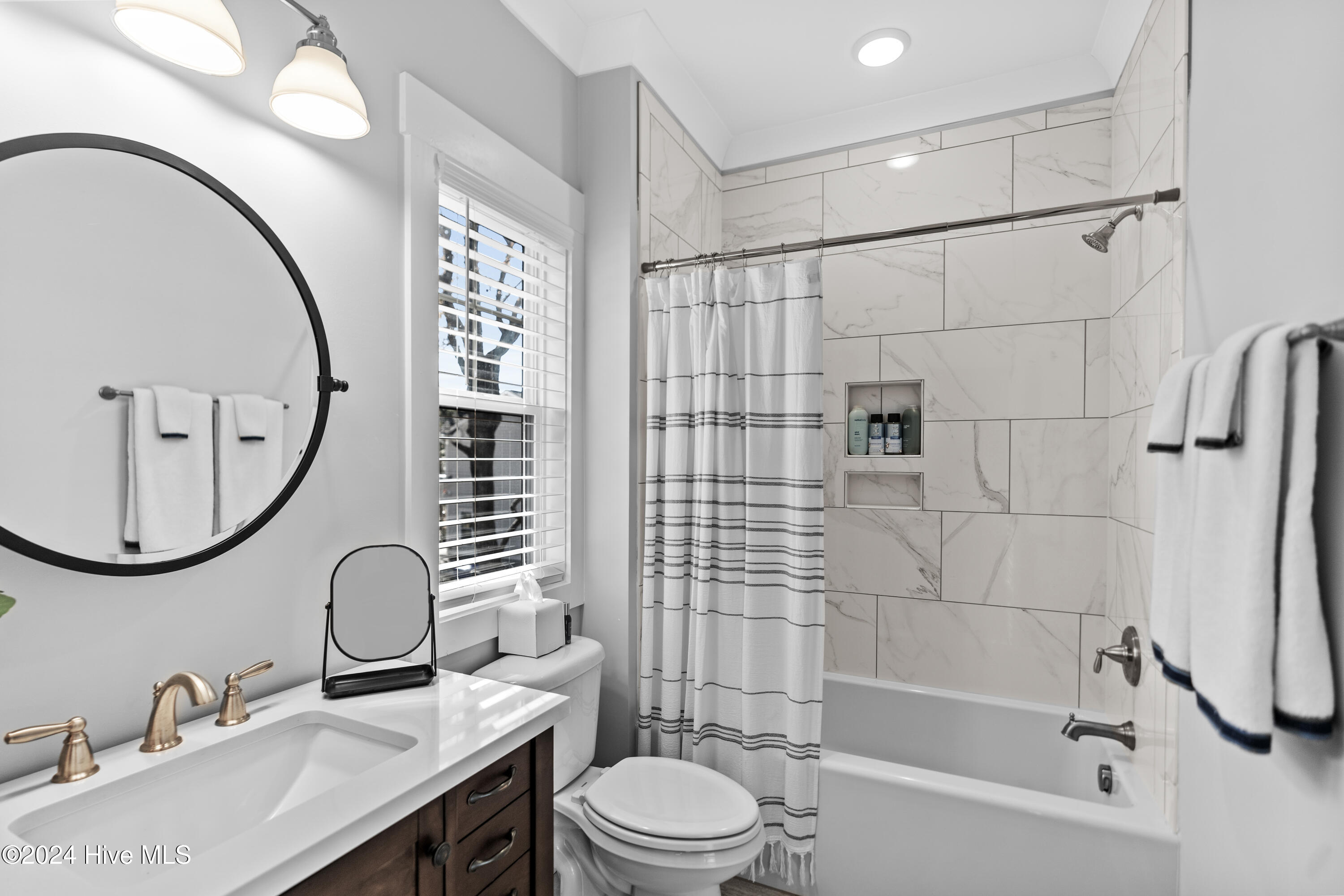 1107 N Caswell Avenue Property Photo 24